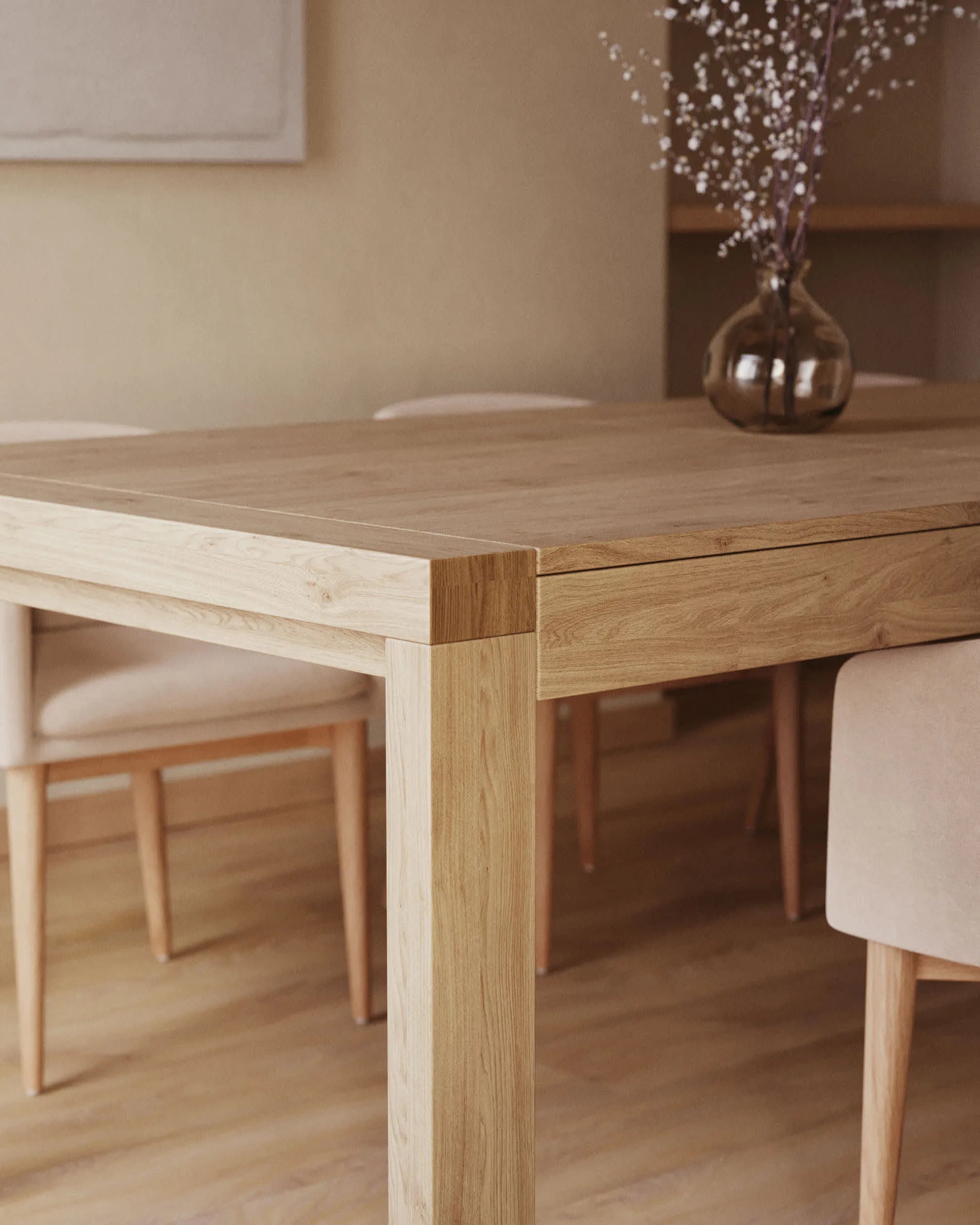 Eleganter Briva Tisch: Eichenfurnier, ausziehbar 200-280 cm, stilvoll und funktional für jeden Anlass.