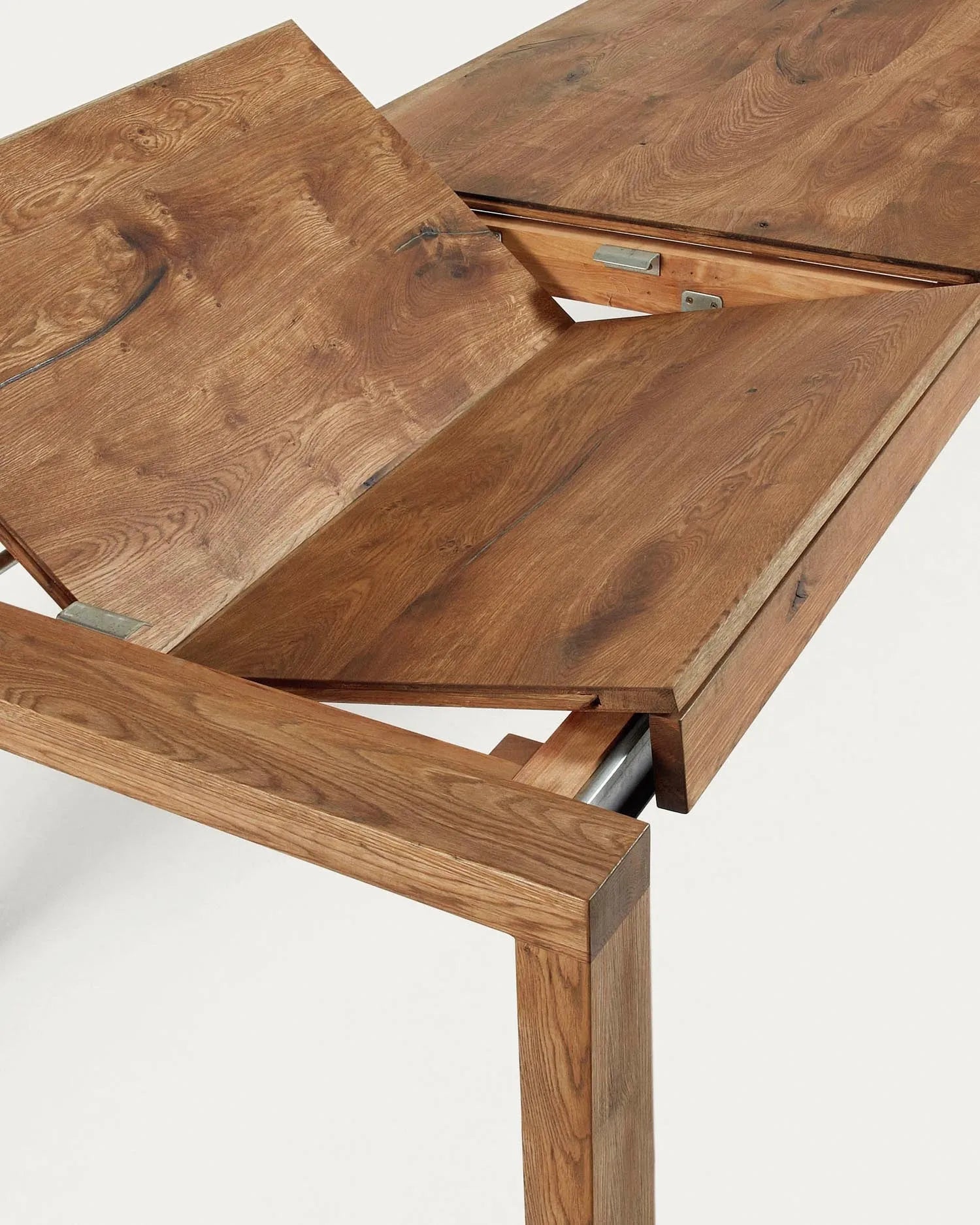Eleganter Briva Tisch: Eichenfurnier, antikes Finish, ausziehbar von 200 auf 280 cm, stilvoll und funktional.