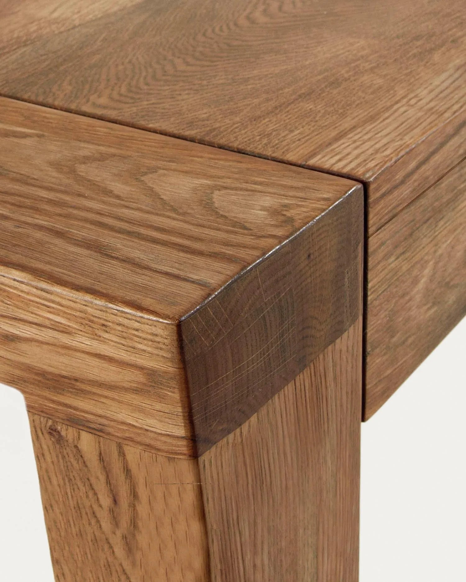 Eleganter Briva Tisch: Eichenfurnier, antikes Finish, ausziehbar von 200 auf 280 cm, stilvoll und funktional.
