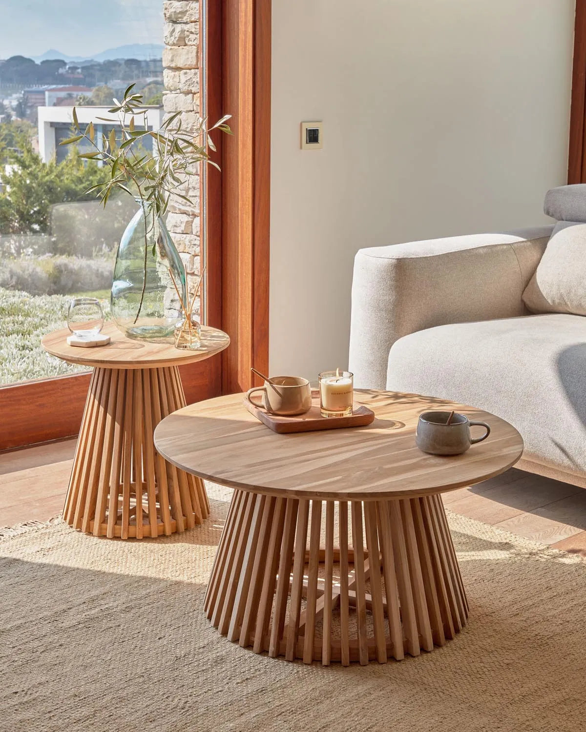 Massiver Teakholz-Beistelltisch Ø 50 cm von Kave Home, zeitlos schön.