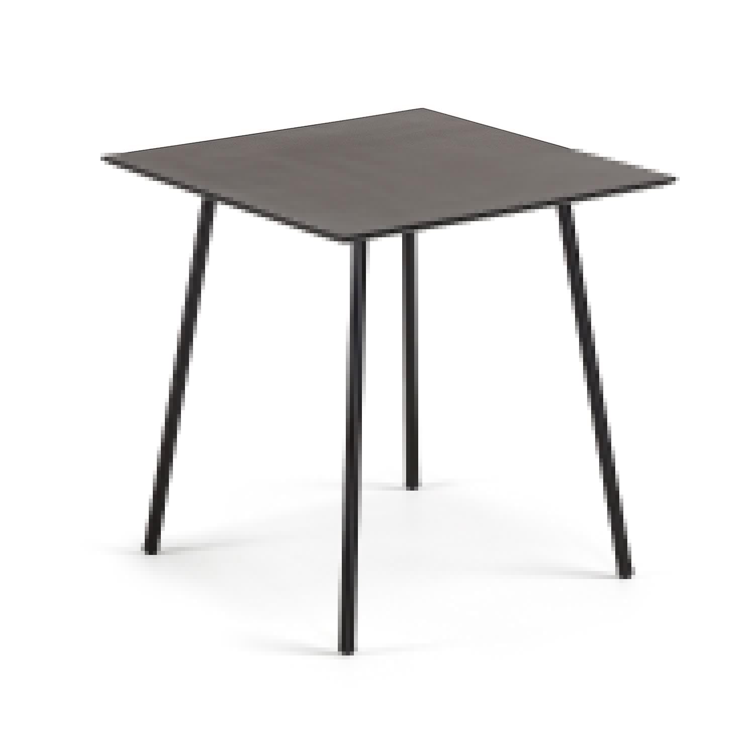 Moderner Mathis Tisch: Zementfaserplatte, Stahlbeine, schwarzes Finish, 75x75cm. Stilvoll, langlebig, für drinnen & draußen.