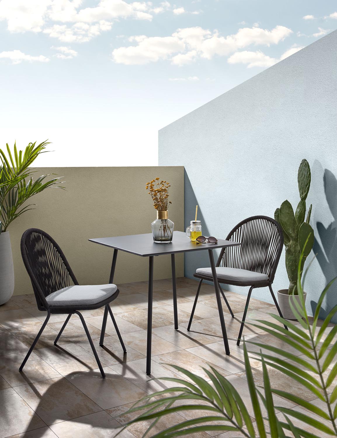 Mathis Tisch: Zementfaser & Stahl, 75x75 cm, robust & elegant.