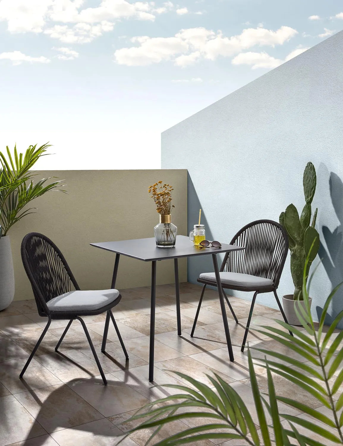 Mathis Tisch: Zementfaser & Stahl, 75x75 cm, robust & elegant.