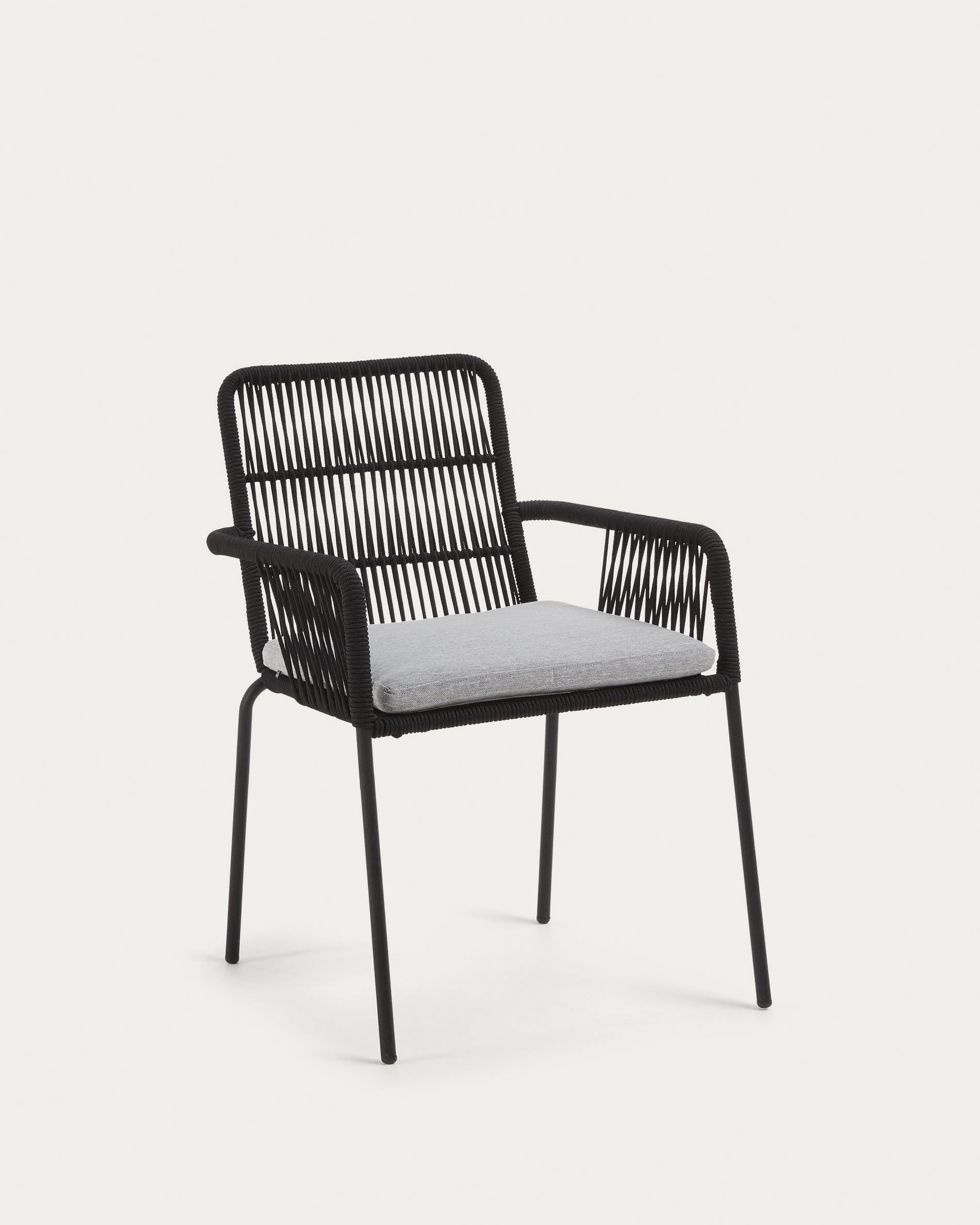 3D-Modell eines eleganten schwarzen Samanta Seilstuhls mit galvanisierten Stahlbeinen für stilvolle Gartenmomente.