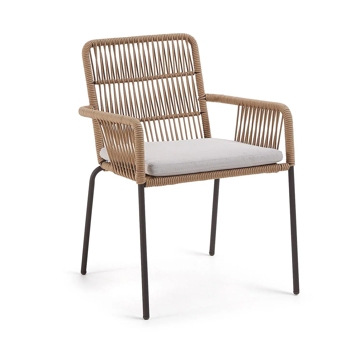 3D-Modell eines beigen, stapelbaren Seilstuhls mit galvanisierten Stahlbeinen, ideal für Garten und Terrasse.