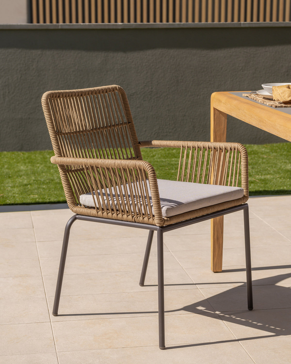 Stapelbarer Stuhl Samanta aus beigem Seil mit Beinen aus verzinktem Stahl in Beige, Grau präsentiert im Onlineshop von KAQTU Design AG. Gartenstuhl mit Armlehnen ist von Kave Home
