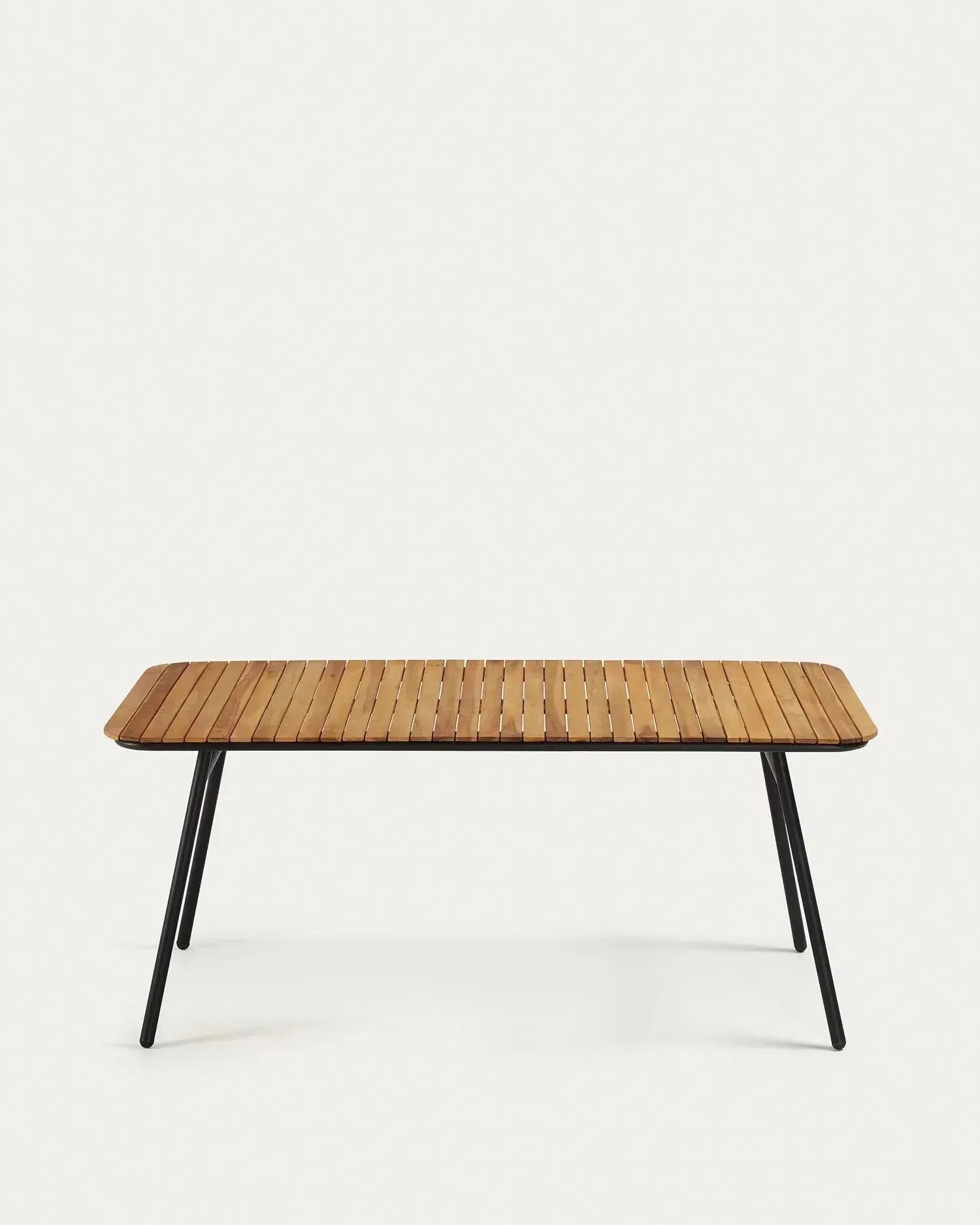 Eleganter Tisch aus massivem Akazienholz mit robusten schwarzen Stahlbeinen, FSC-zertifiziert, perfekt für modernes Wohnen.