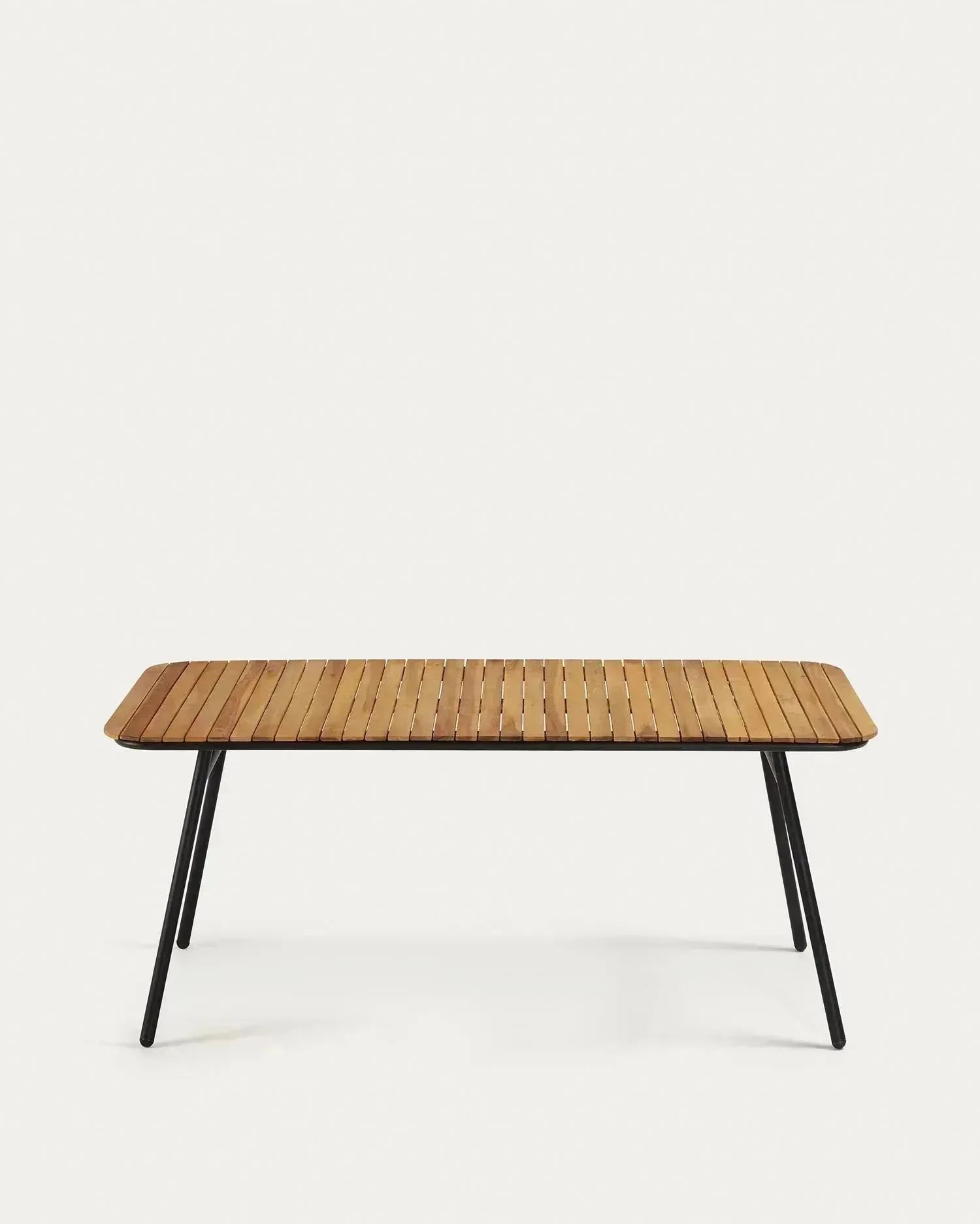 Eleganter Tisch aus massivem Akazienholz mit robusten schwarzen Stahlbeinen, FSC-zertifiziert, perfekt für modernes Wohnen.
