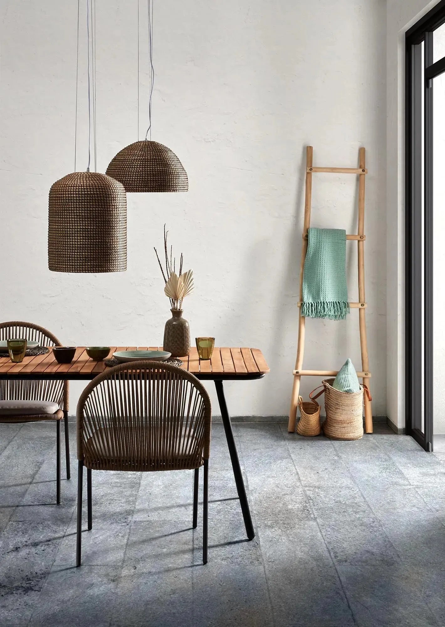 Eleganter Tisch aus massivem Akazienholz mit stabilen schwarzen Stahlbeinen, FSC-zertifiziert, perfekt für moderne Esszimmer.