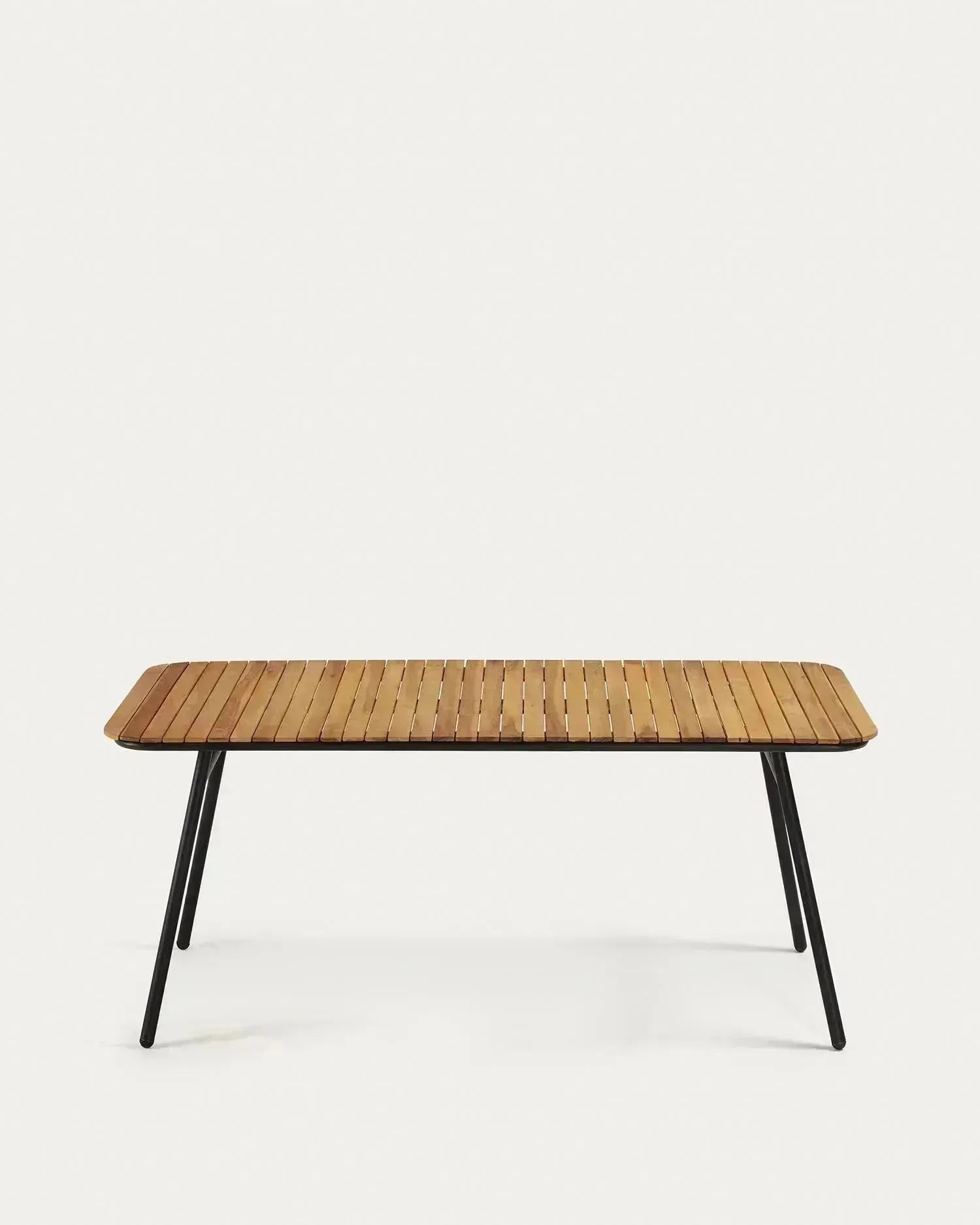 Eleganter Tisch aus massivem Akazienholz mit robusten schwarzen Stahlbeinen, FSC-zertifiziert, perfekt für modernes Wohnen.