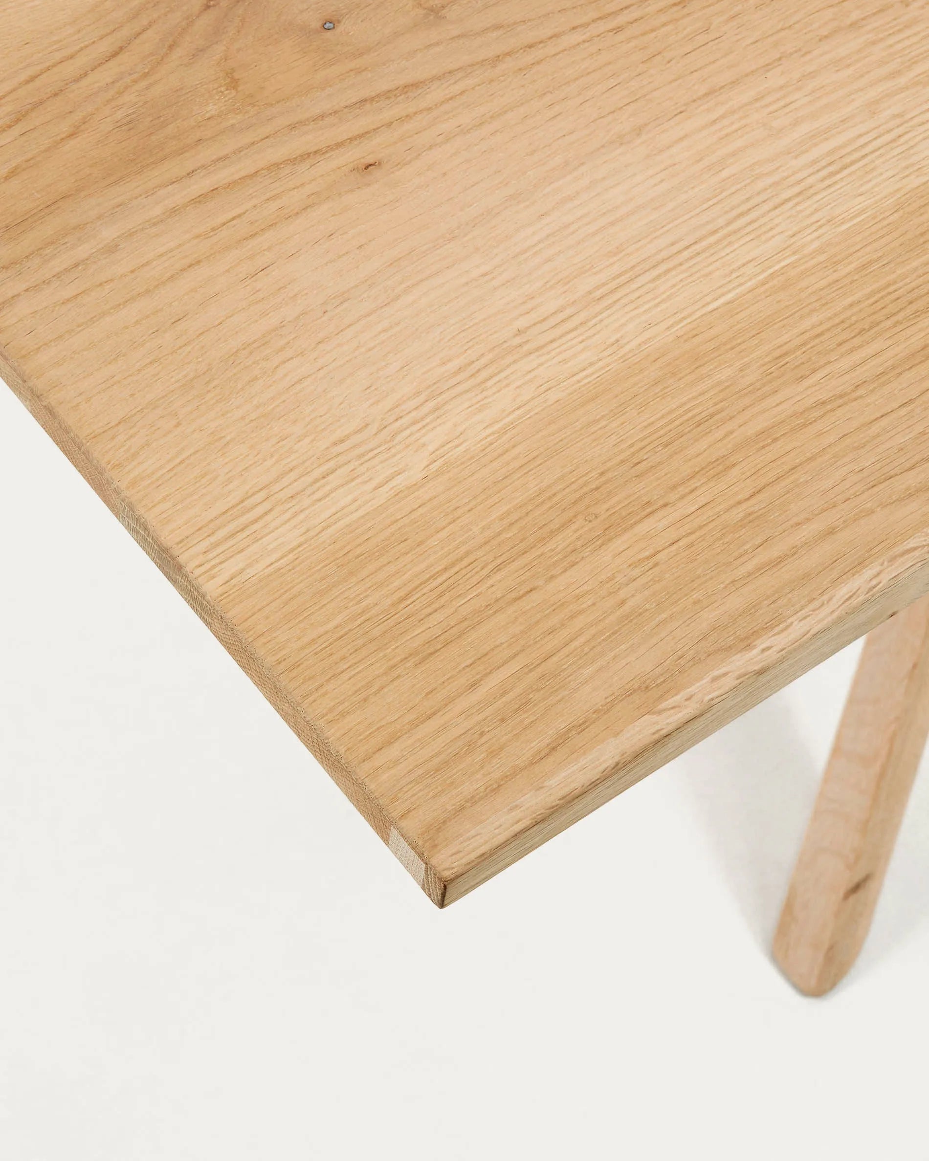 Eleganter Armande Tisch: 200x100 cm, Eichenfurnier, aufhellendes Finish, nachhaltig, zeitlos, für gesellige Runden.