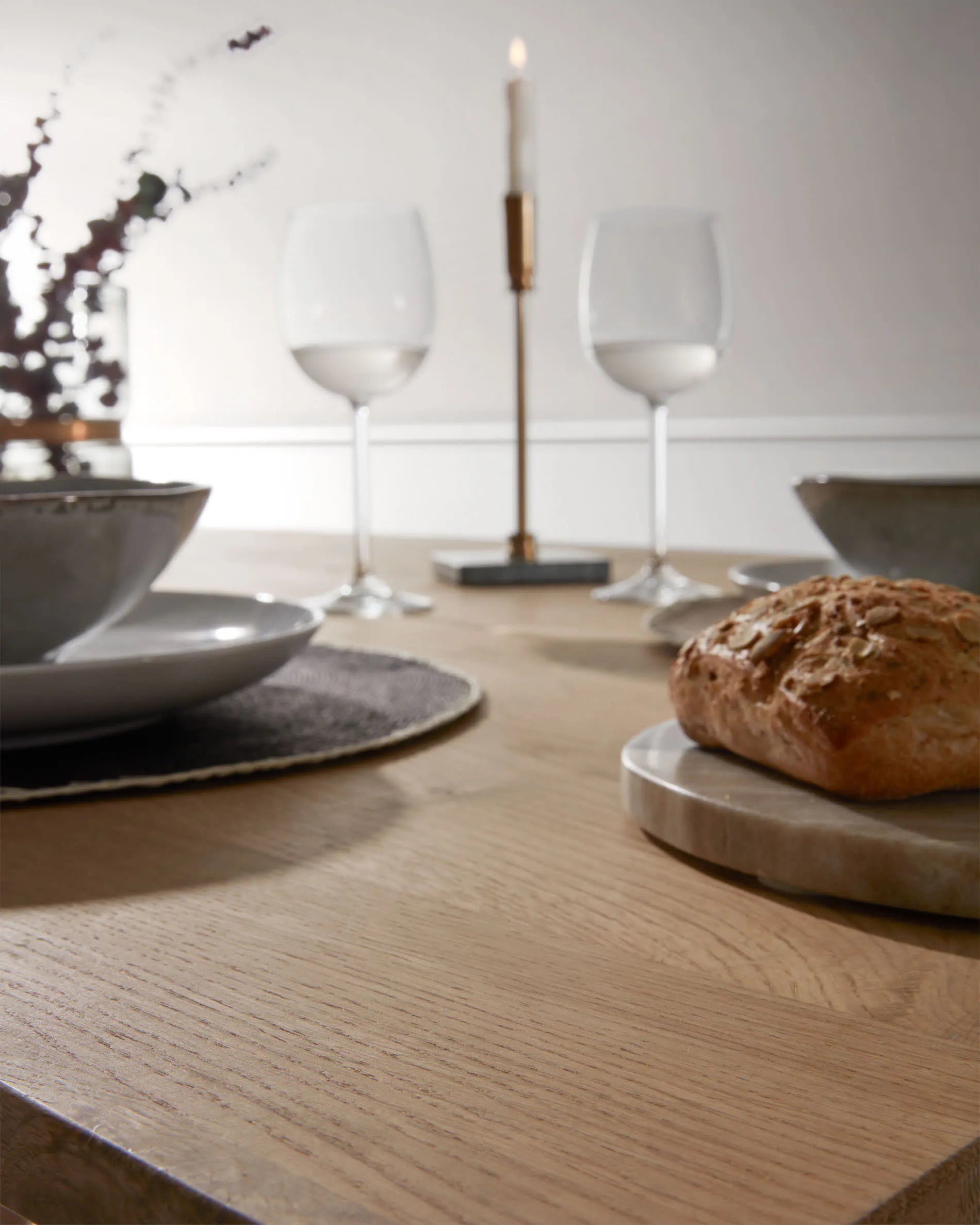 Eleganter Armande Tisch: 200x100 cm, Eichenfurnier, aufhellendes Finish, nachhaltig, zeitlos, für gesellige Runden.