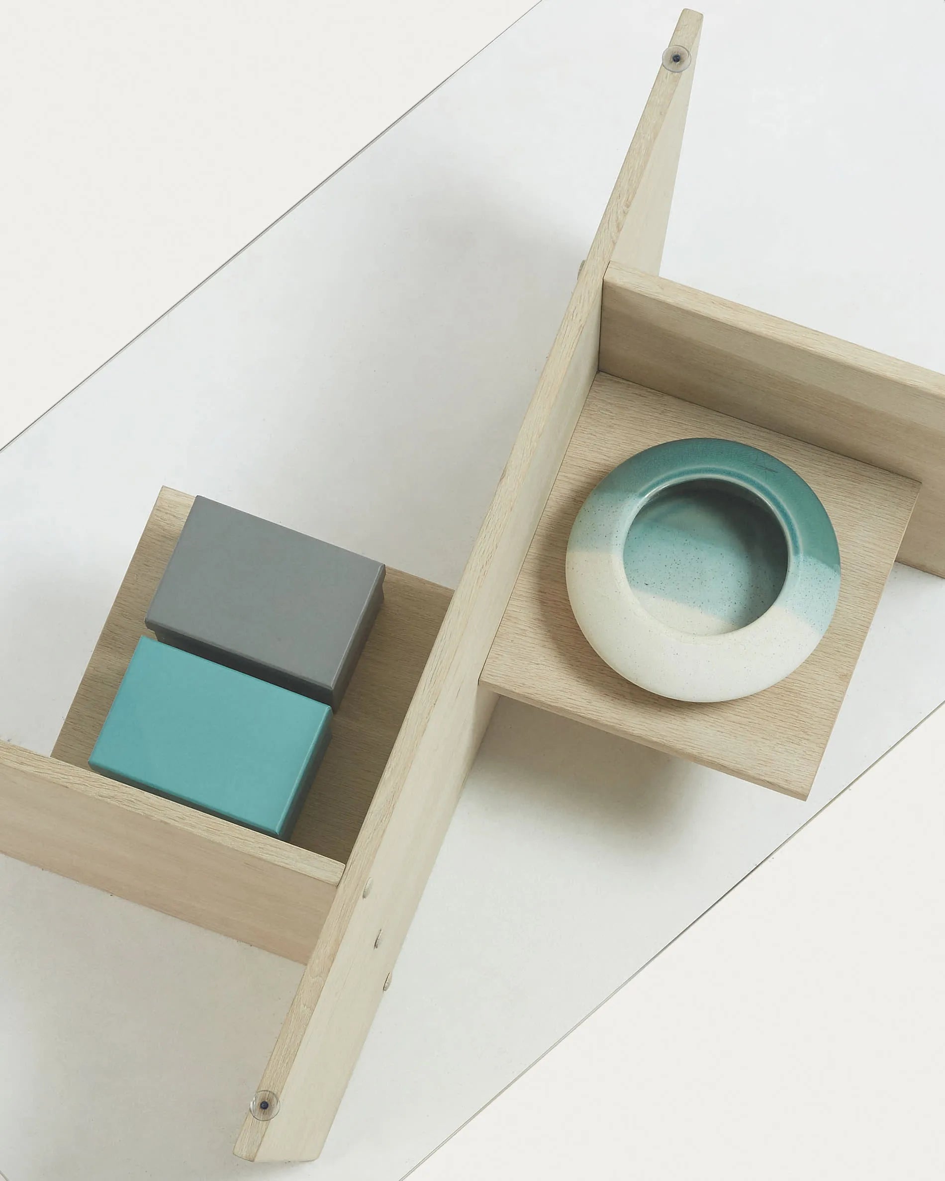 Der Balwind Couchtisch vereint Glas und Holz zu einem stilvollen Highlight, das Eleganz und Funktionalität bietet.