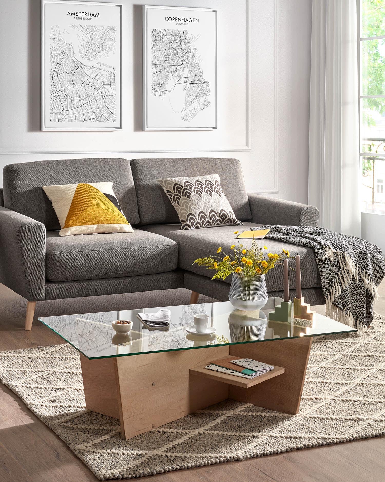 Moderner Couchtisch von Kave Home mit klarer Glasplatte und stilvollem Holzfuß, 110x60 cm. Ideal für zeitgemäße Wohnräume.