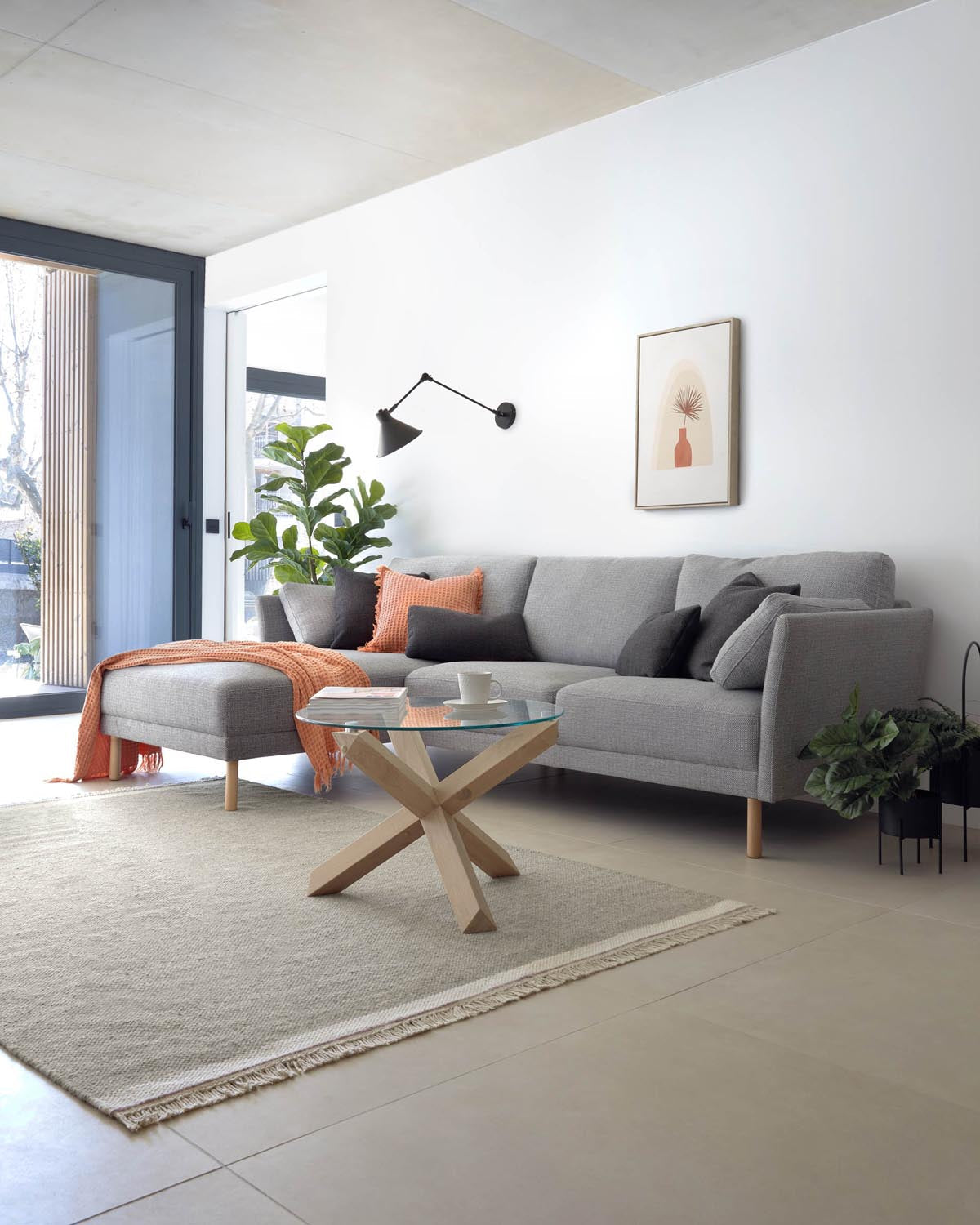 Moderner Lotus Couchtisch aus Glas mit Eichenbeinen, Ø 65 cm.