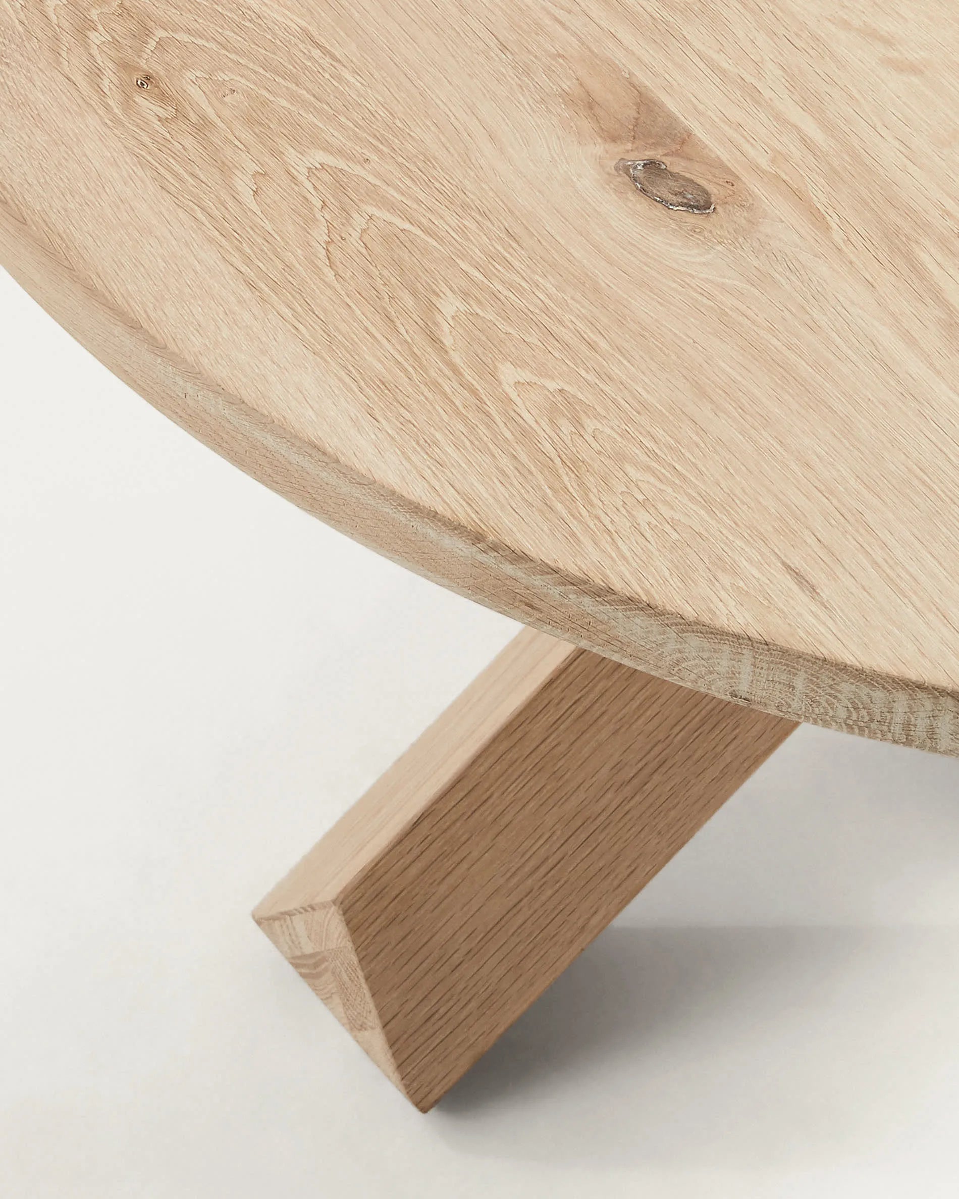 Eleganter Couchtisch aus massiver Eiche, Ø 65 cm, zeitloses Design, robust und vielseitig für jeden Wohnstil.