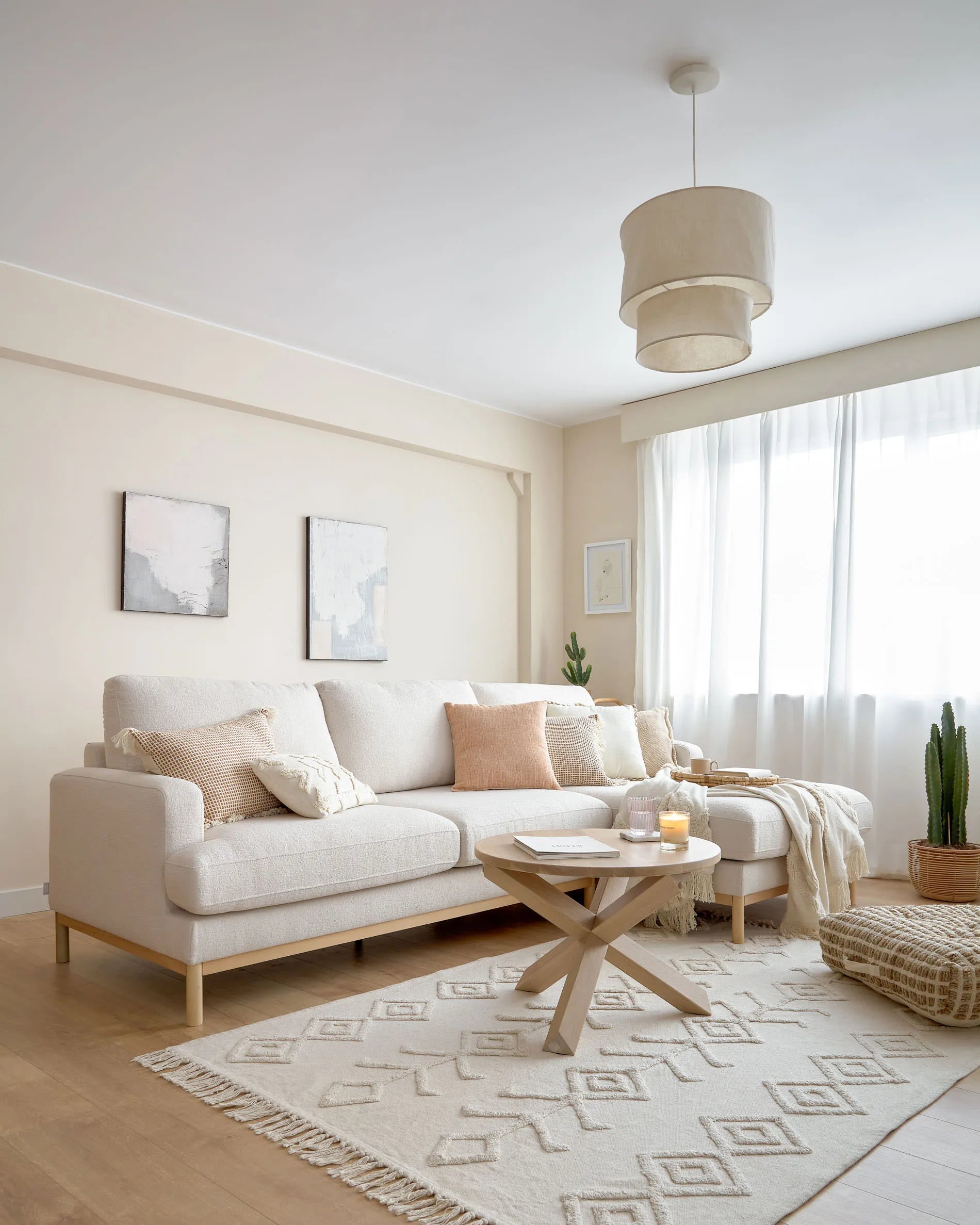 Eleganter Couchtisch aus massiver Eiche, Ø 65 cm, zeitloses Design, robust und vielseitig für jeden Wohnstil.