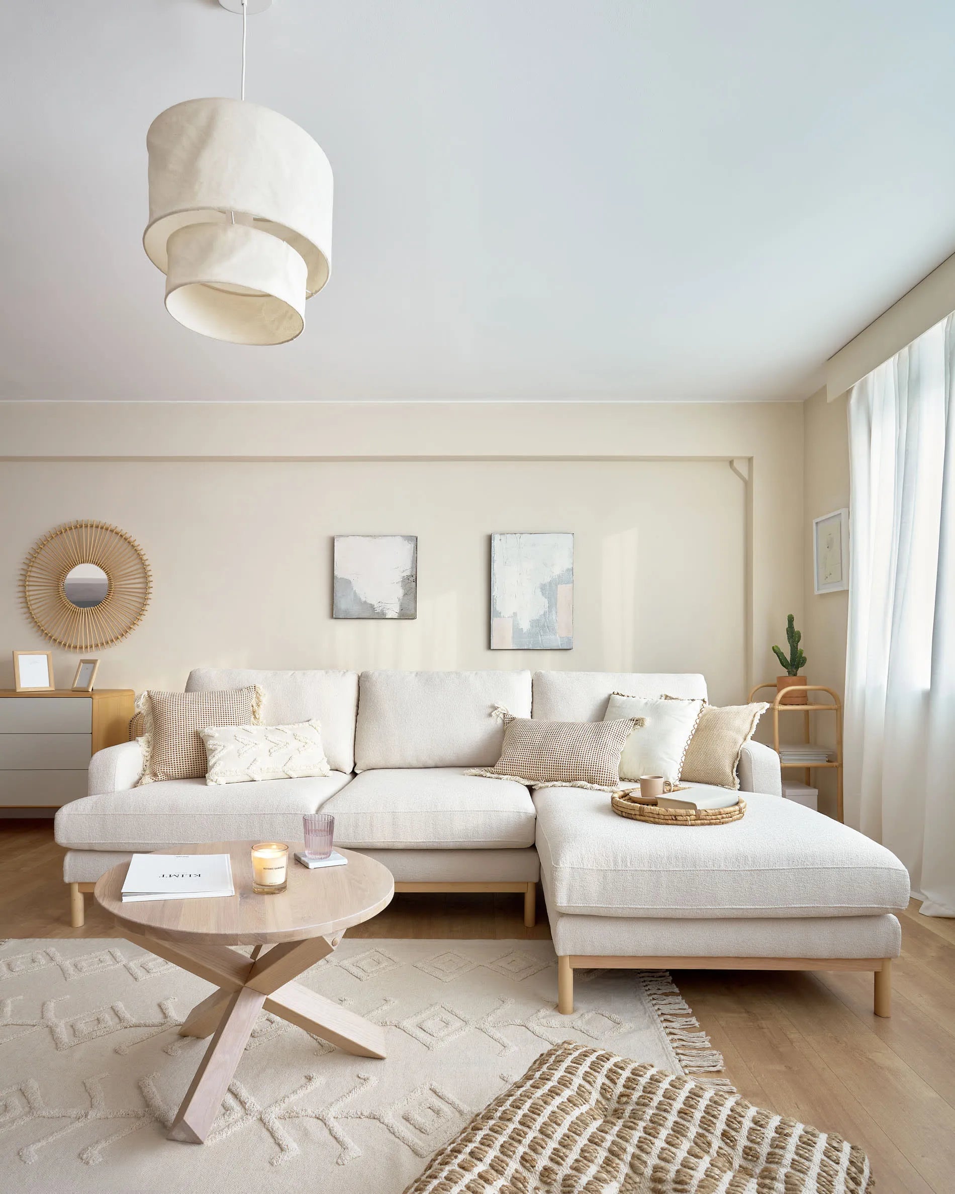 Eleganter Couchtisch aus massiver Eiche, Ø 65 cm, zeitloses Design, robust und vielseitig für jeden Wohnstil.