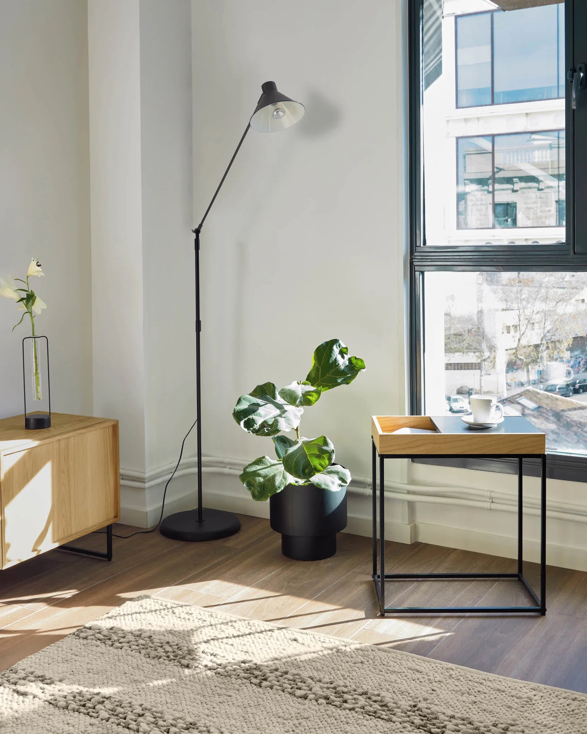 Eleganter Beistelltisch aus Eichenfurnier mit Metallfüßen, ideal für moderne Wohnräume. Kompakt und vielseitig einsetzbar.