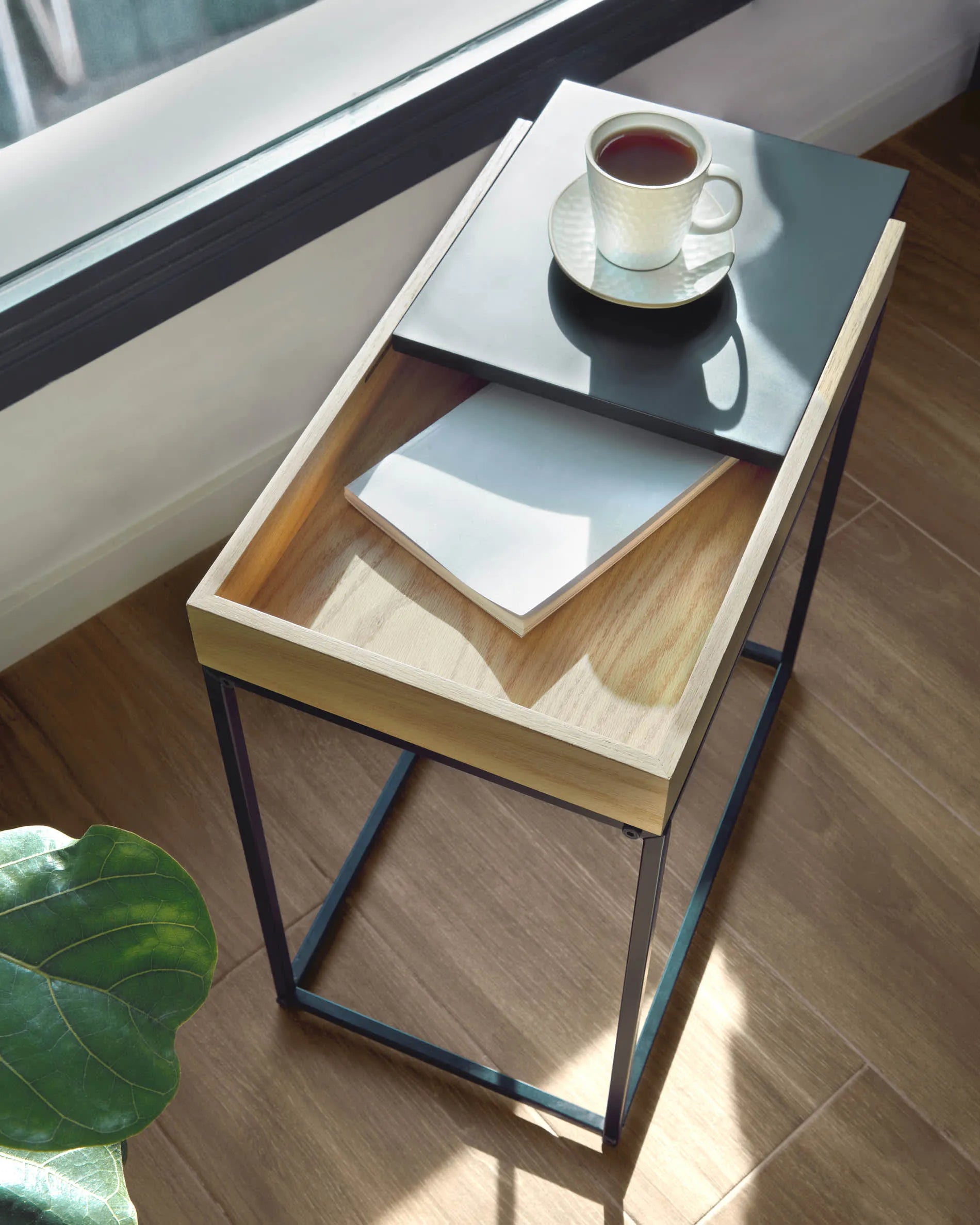Eleganter Beistelltisch aus Eichenfurnier mit Metallfüßen, ideal für moderne Wohnräume. Kompakt und vielseitig einsetzbar.