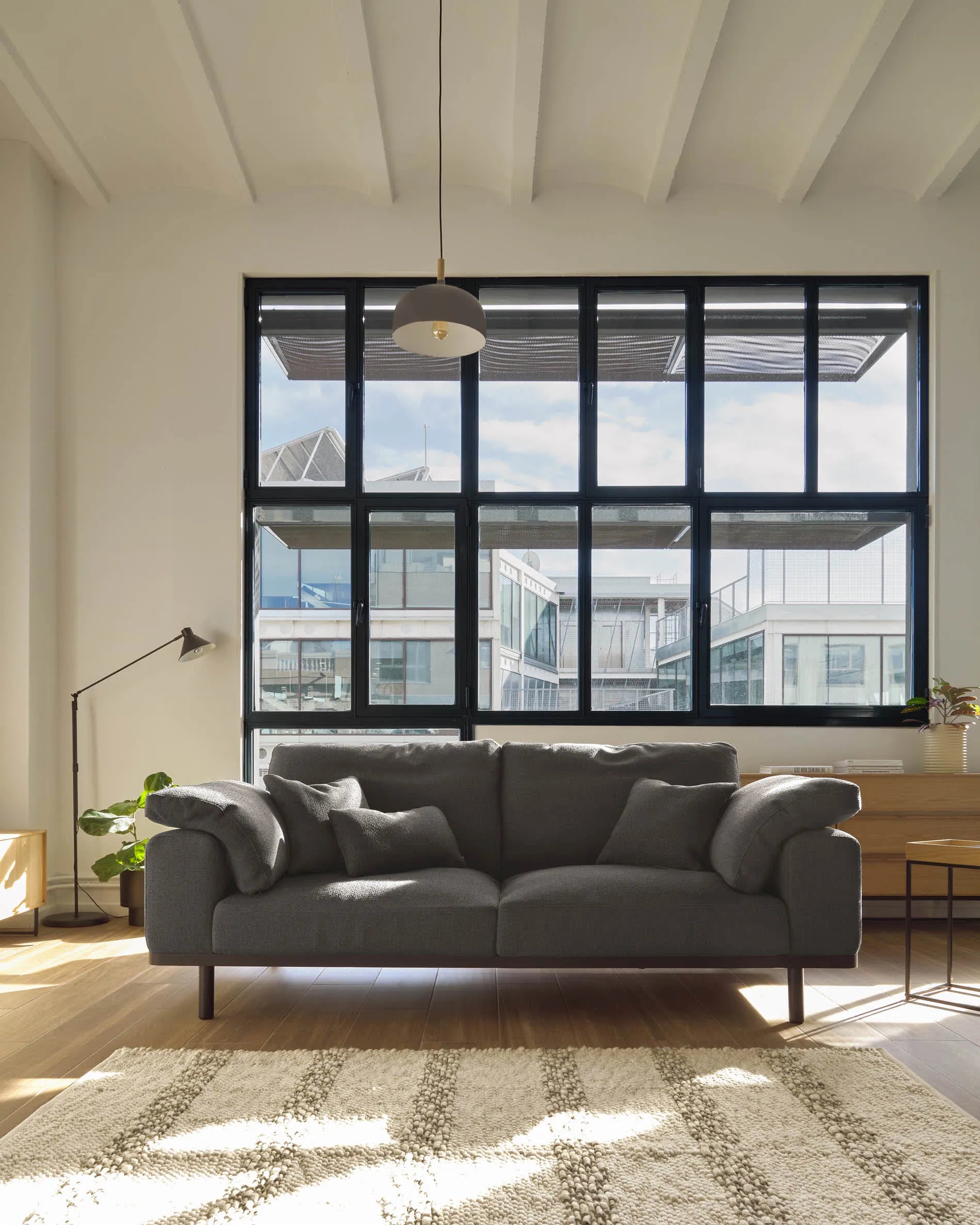 Eleganter Beistelltisch aus Eichenfurnier mit Metallfüßen, ideal für moderne Wohnräume. Kompakt und vielseitig einsetzbar.