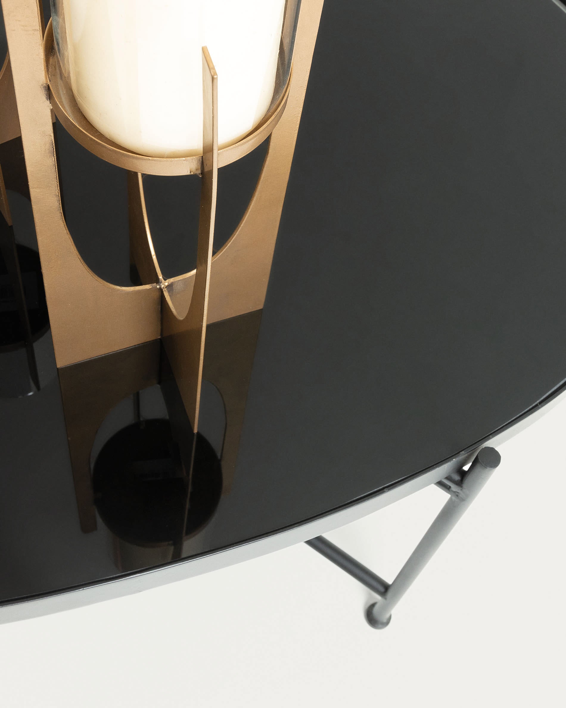 Moderner Couchtisch mit schwarz getöntem Glas und schwarzem Stahlgestell, ideal für stilvolle Wohnräume, Maße: 82 x 55 cm.
