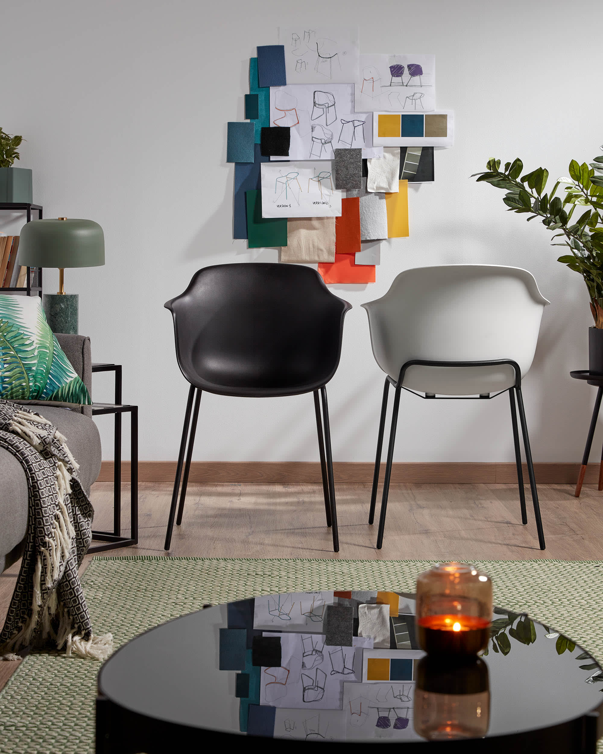 Eleganter Couchtisch mit getöntem Glas und schwarzem Stahlgestell, perfekt für moderne Wohnräume, Maße: 82 x 55 cm.