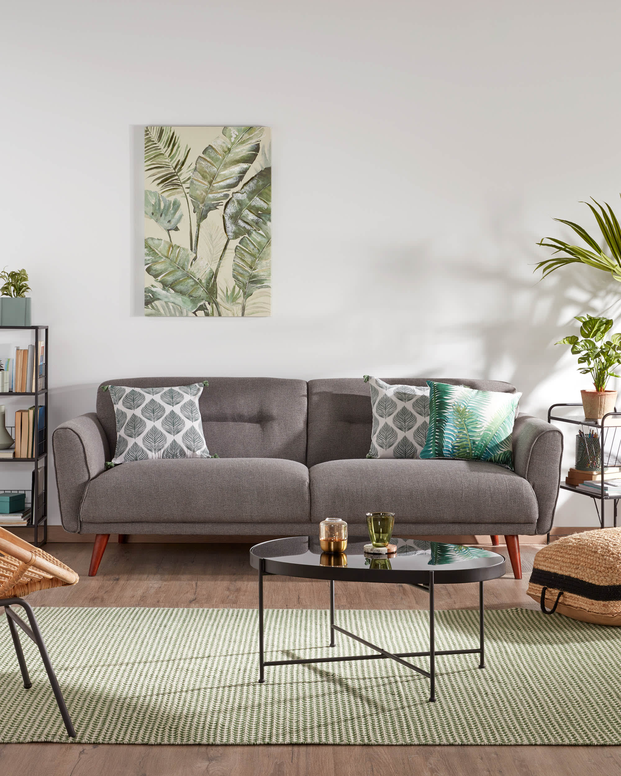 Moderner Couchtisch mit schwarz getöntem Glas und schwarzem Stahlgestell, ideal für stilvolle Wohnräume, Maße: 82 x 55 cm.