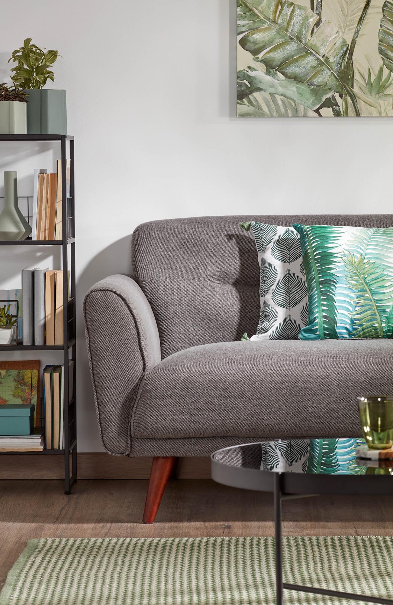 Eleganter Couchtisch mit getöntem Glas und schwarzem Stahlgestell, perfekt für moderne Wohnräume, Maße: 82 x 55 cm.