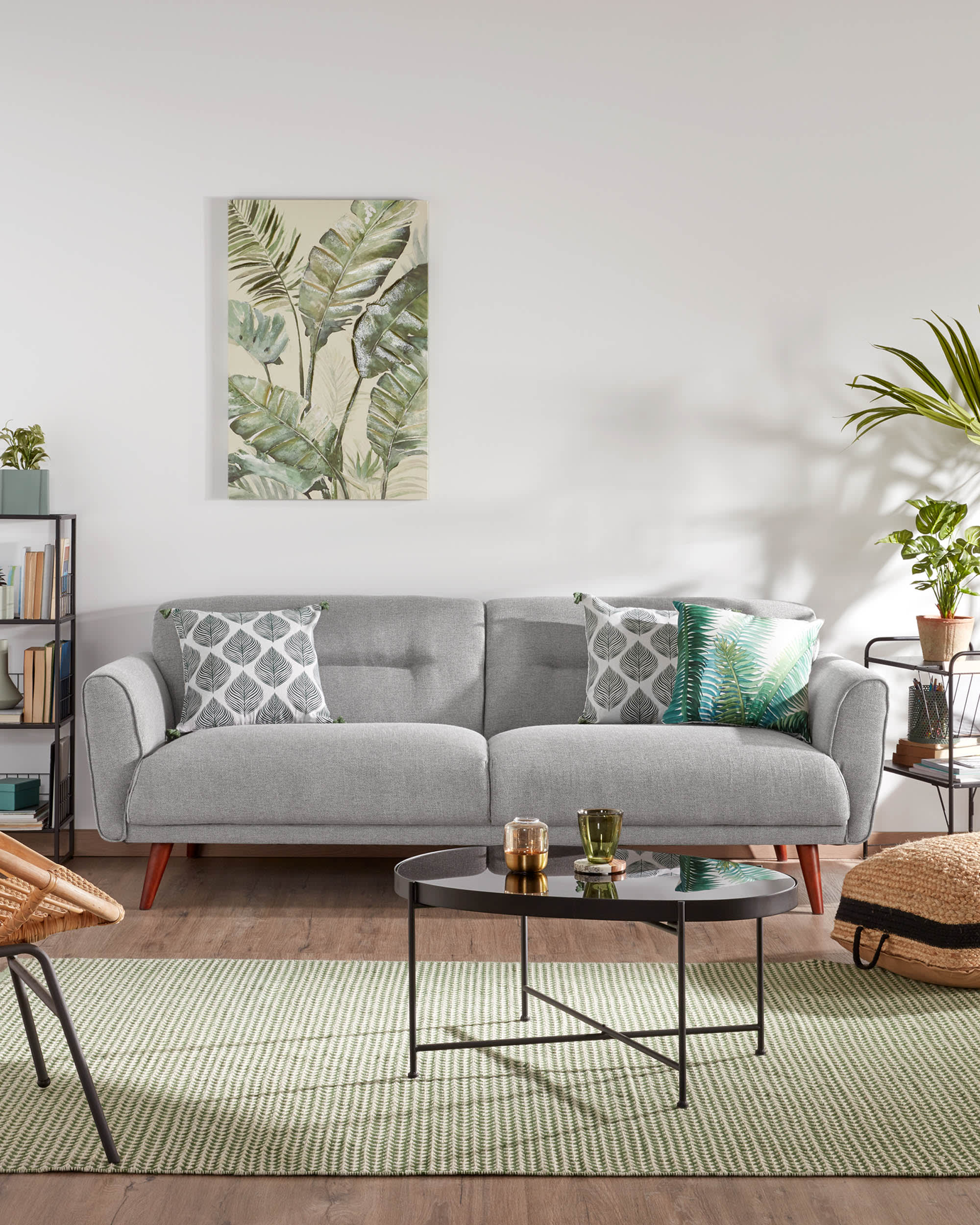 Moderner Couchtisch mit schwarz getöntem Glas und schwarzem Stahlgestell, ideal für stilvolle Wohnräume, Maße: 82 x 55 cm.