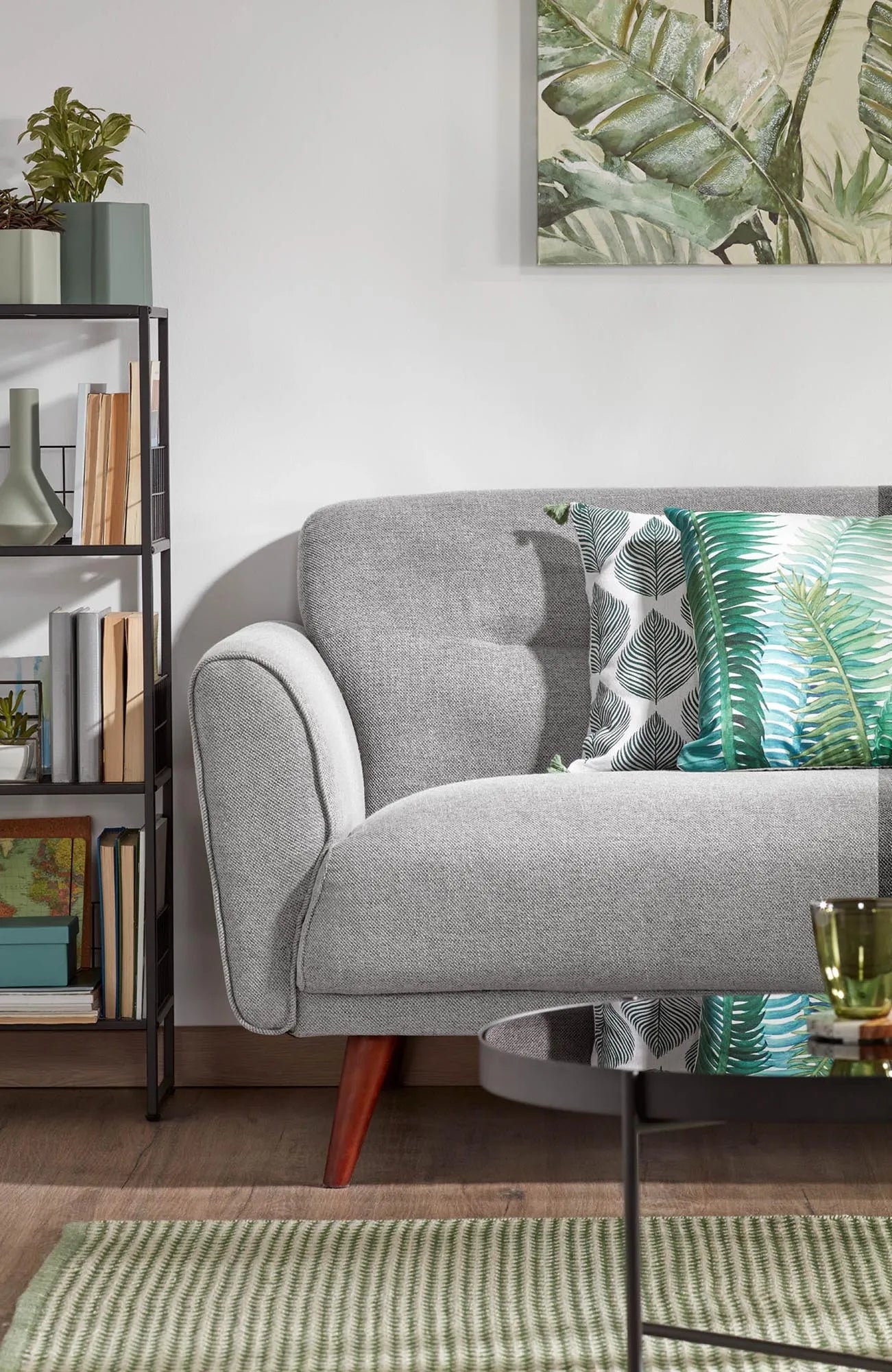 Eleganter Couchtisch mit getöntem Glas und schwarzem Stahlgestell, perfekt für moderne Wohnräume, Maße: 82 x 55 cm.