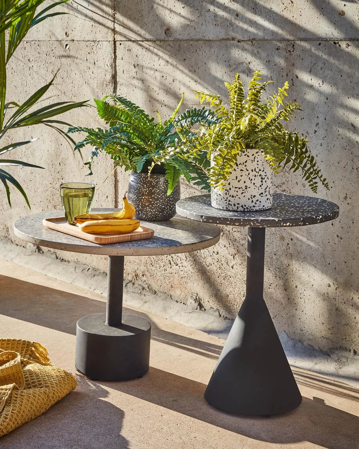 Eleganter Terrazzo-Beistelltisch mit schwarzen Stahlbeinen, Ø 55 cm.