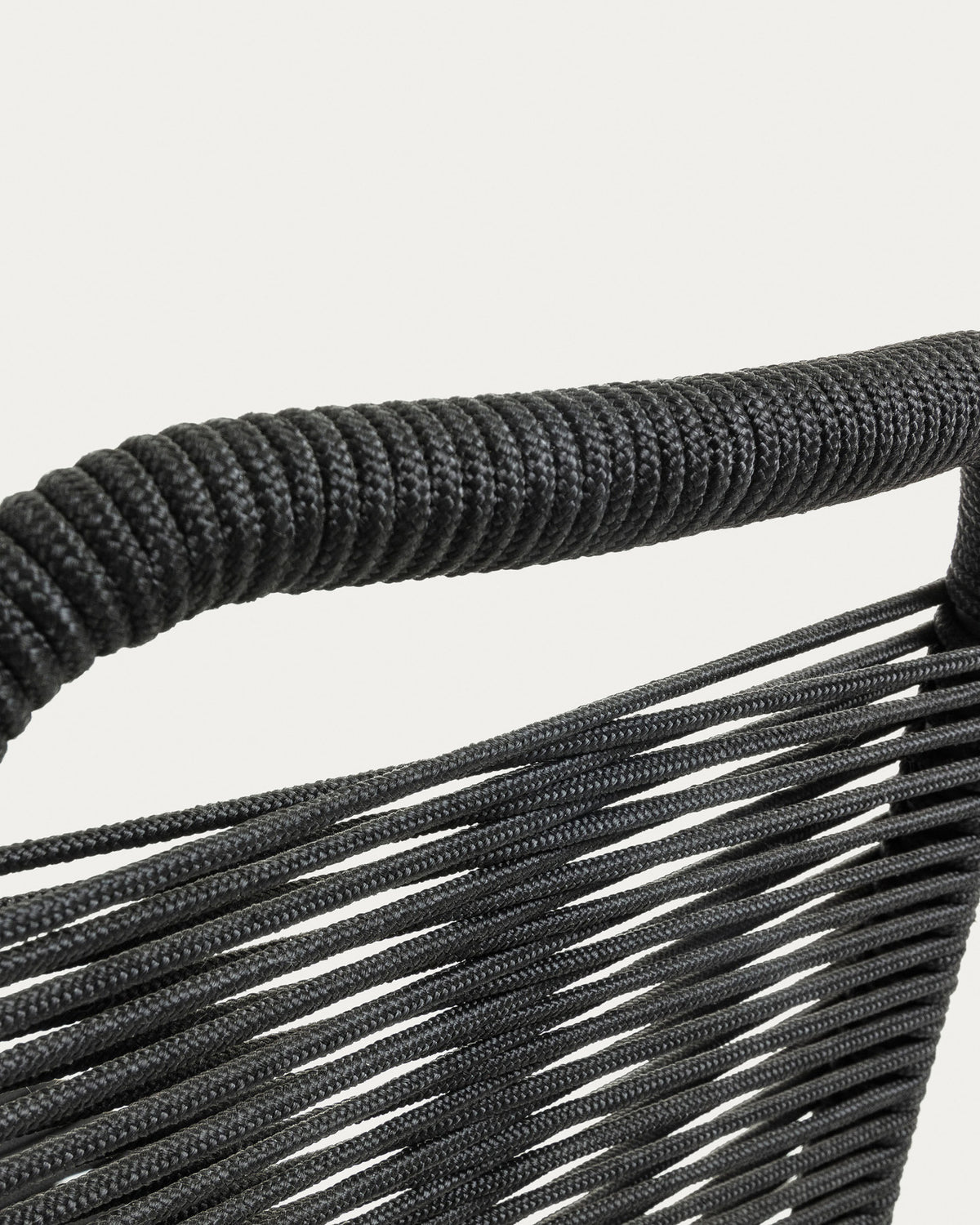Stapelbarer Stuhl Lambton aus schwarzem Seil und Stahl mit schwarzem Finish in Schwarz präsentiert im Onlineshop von KAQTU Design AG. Gartenstuhl ist von Kave Home