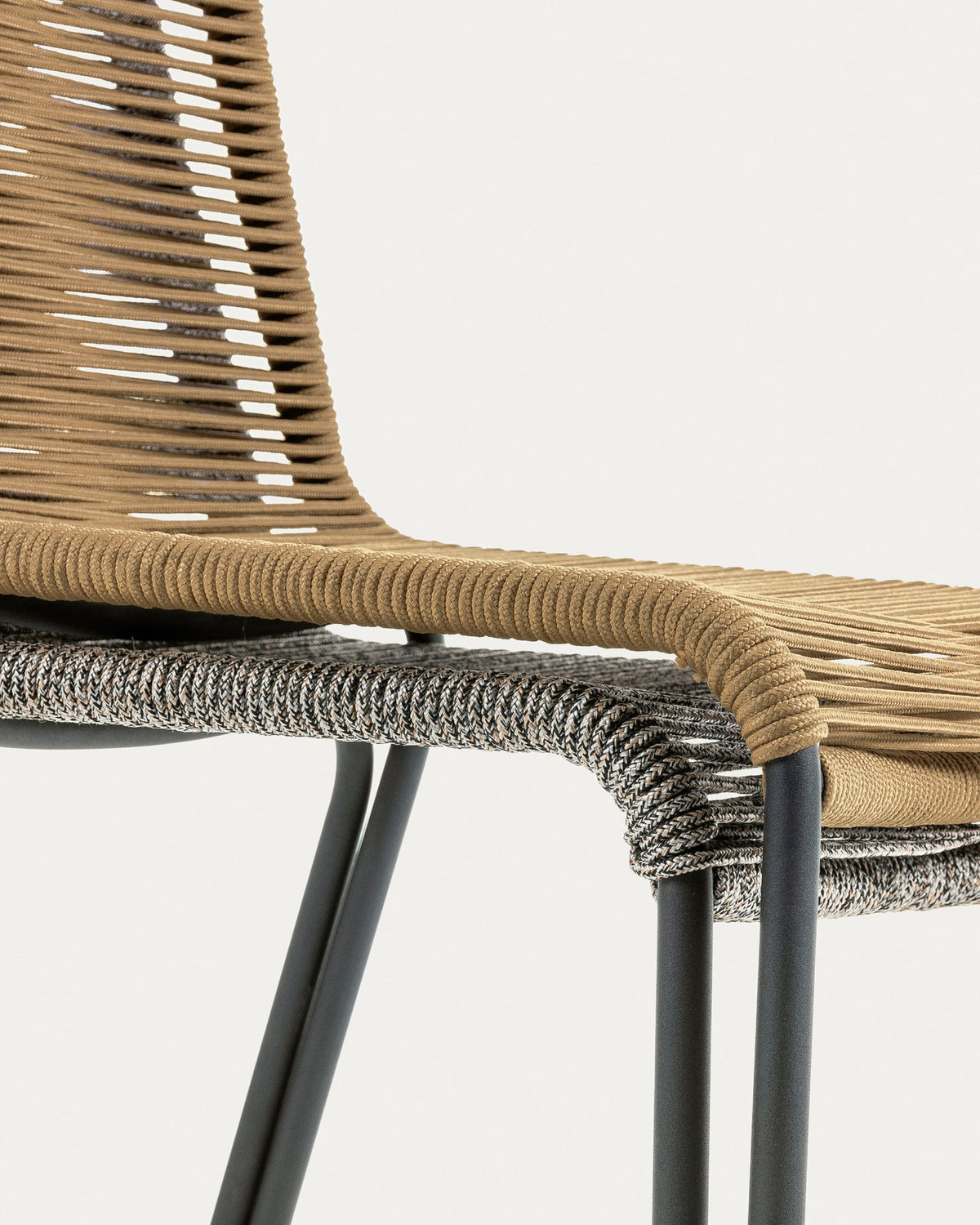 Stapelbarer Stuhl Lambton aus schwarzem Seil und Stahl mit schwarzem Finish in Schwarz präsentiert im Onlineshop von KAQTU Design AG. Gartenstuhl ist von Kave Home