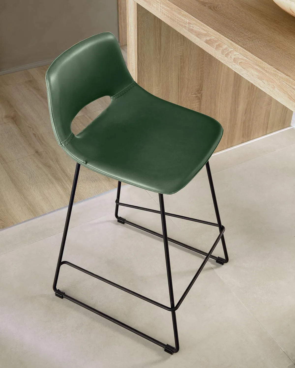 Zahara Barhocker 65 cm: Grünes Kunstleder, schwarzer Stahl, Kave Home.