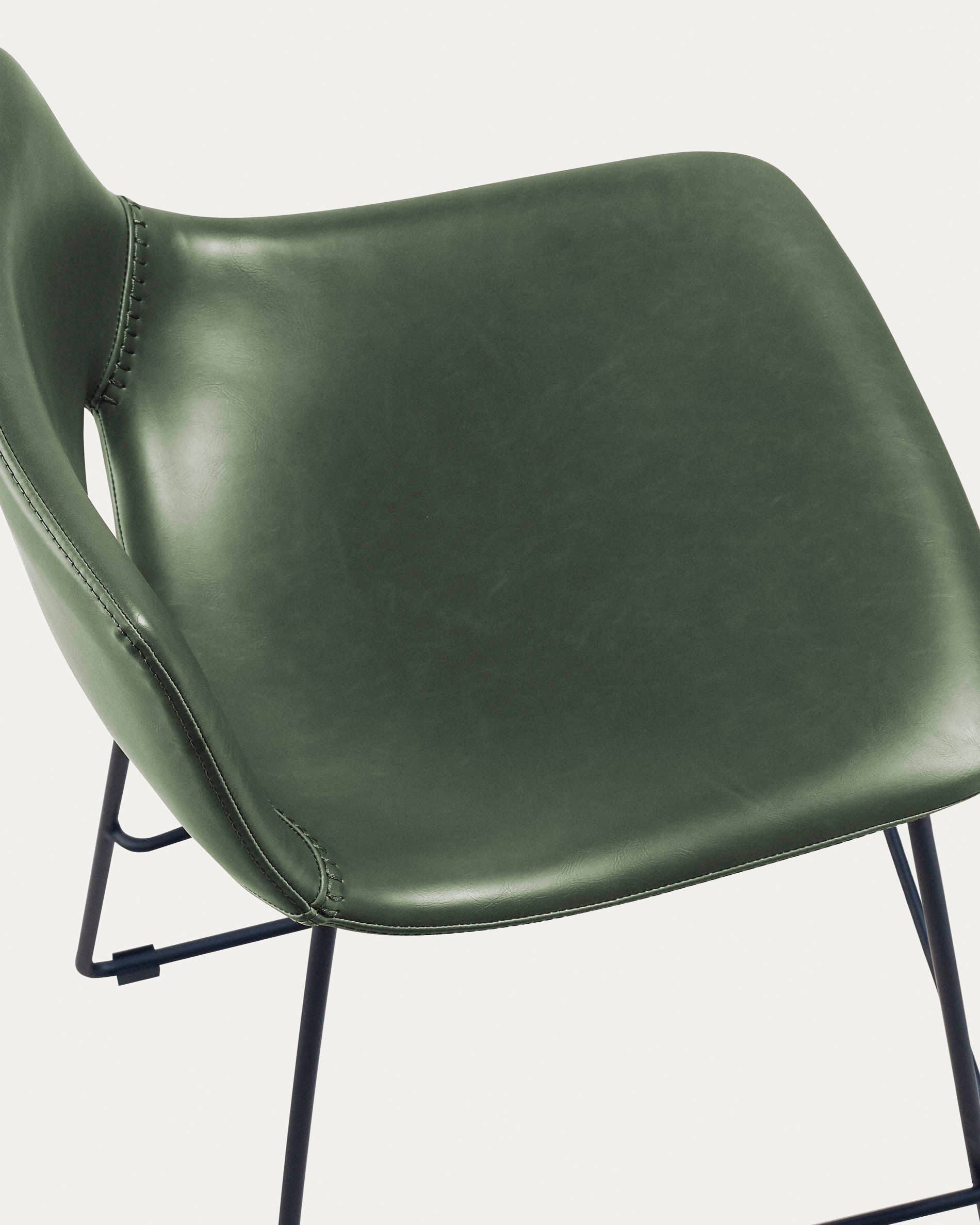 Moderner Zahara Barhocker aus grünem Kunstleder und robustem Stahl mit schwarzem Finish, 76 cm hoch – perfekt für stilvolle Küchen und Bars.
