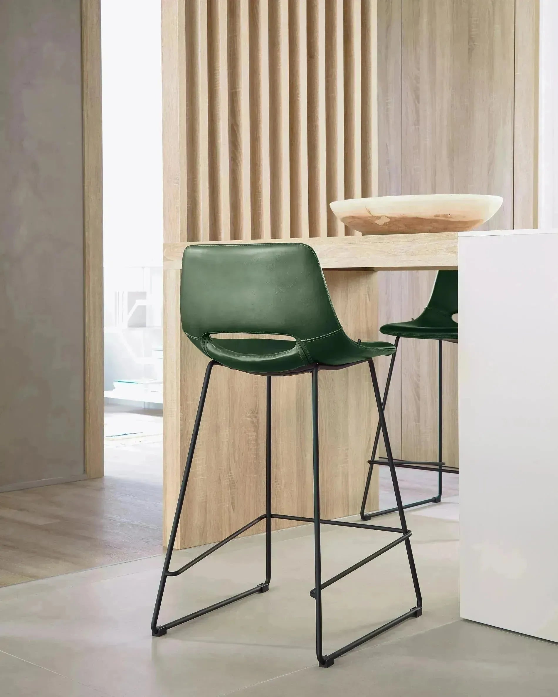 Eleganter Barhocker Zahara, grüne Kunstlederpolsterung, schwarzer Stahlrahmen, 76 cm hoch, ideal für moderne Wohnräume.