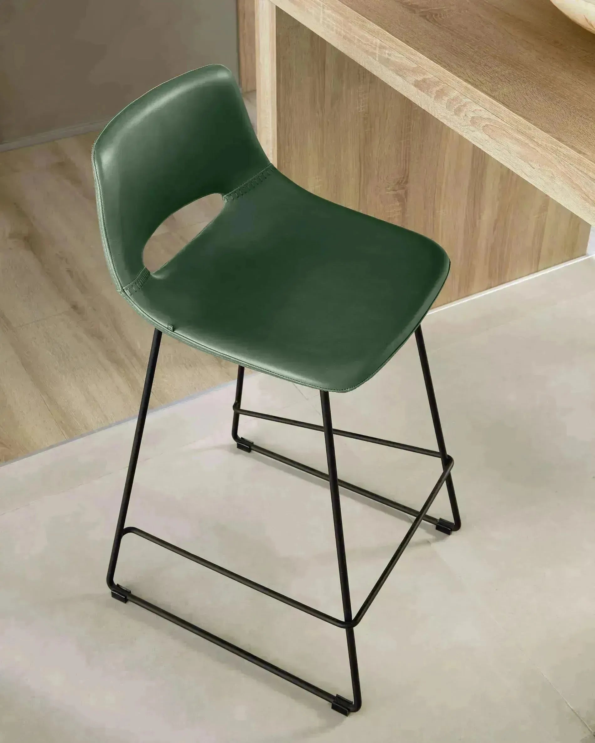 Eleganter Zahara Barhocker mit grünem Kunstlederbezug, schwarzem Stahlgestell und 76 cm Sitzhöhe, ideal für moderne Einrichtungen.
