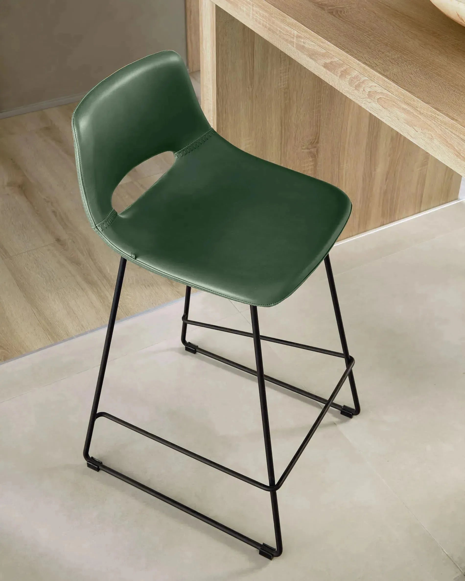 Eleganter Barhocker mit grünem Kunstleder und schwarzem Stahl, 76 cm hoch, ideal für moderne Räume.