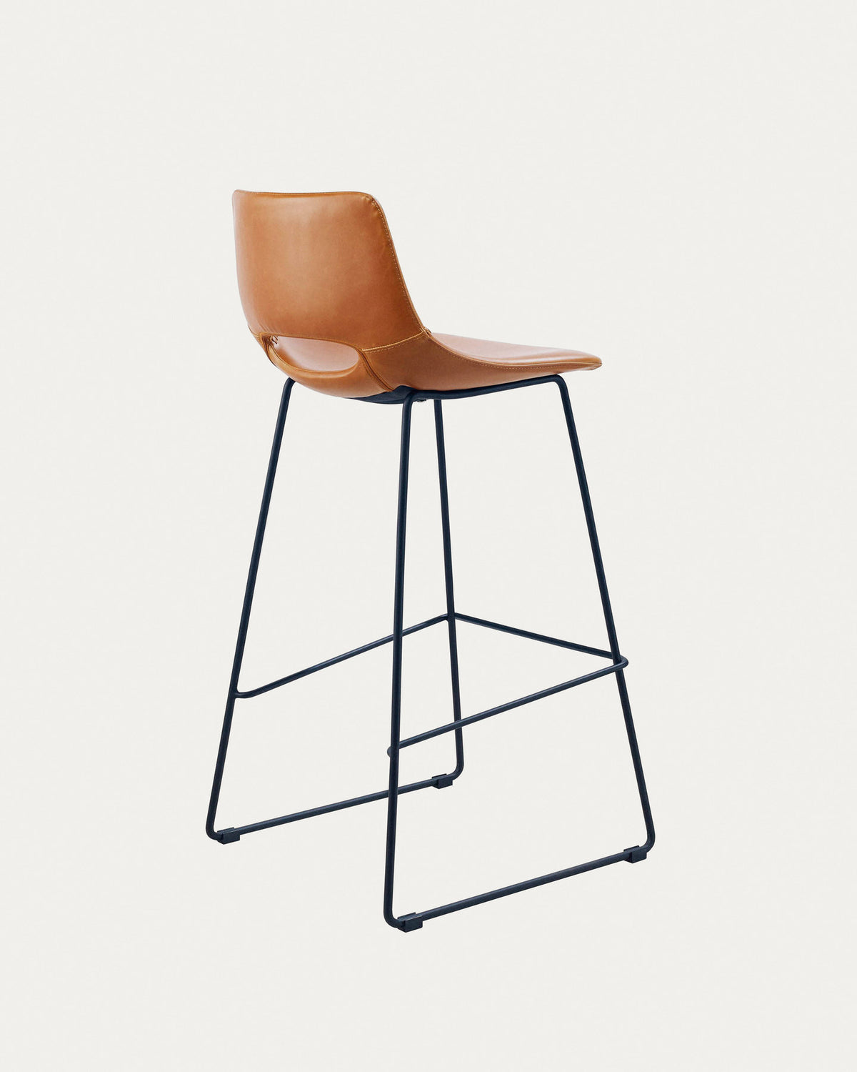 Zahara Barhocker aus braunem Polyurethan und Stahl mit schwarzem Finish Höhe 76 cm FSC 100% in Braun, Schwarz präsentiert im Onlineshop von KAQTU Design AG. Barhocker ist von Kave Home