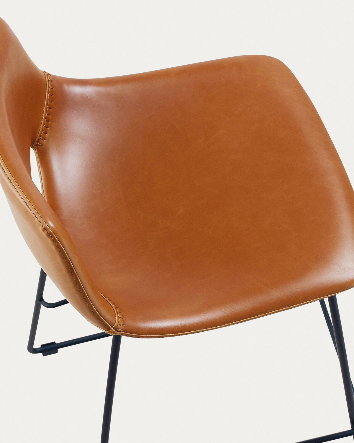 Zahara Barhocker aus braunem Polyurethan und Stahl mit schwarzem Finish Höhe 76 cm FSC 100% in Braun, Schwarz präsentiert im Onlineshop von KAQTU Design AG. Barhocker ist von Kave Home