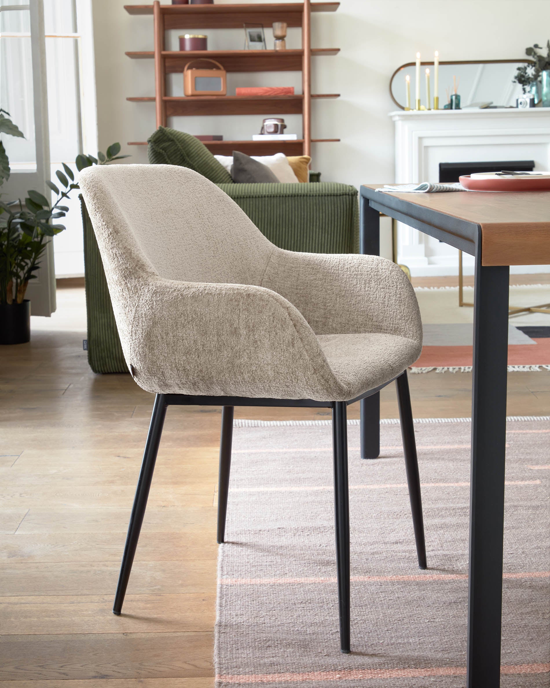 Konna Stuhl aus beiger Chenille mit schwarz lackierten Stahlbeinen FR in Beige präsentiert im Onlineshop von KAQTU Design AG. Stuhl ist von Kave Home
