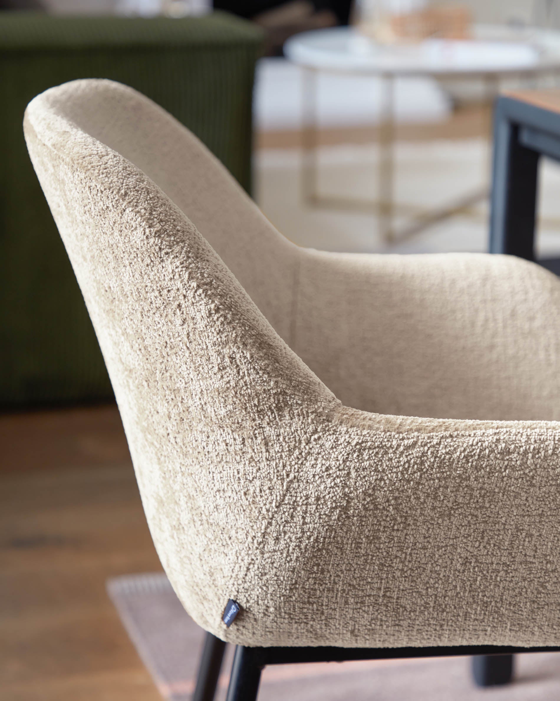 Konna Stuhl aus beiger Chenille mit schwarz lackierten Stahlbeinen FR in Beige präsentiert im Onlineshop von KAQTU Design AG. Stuhl ist von Kave Home