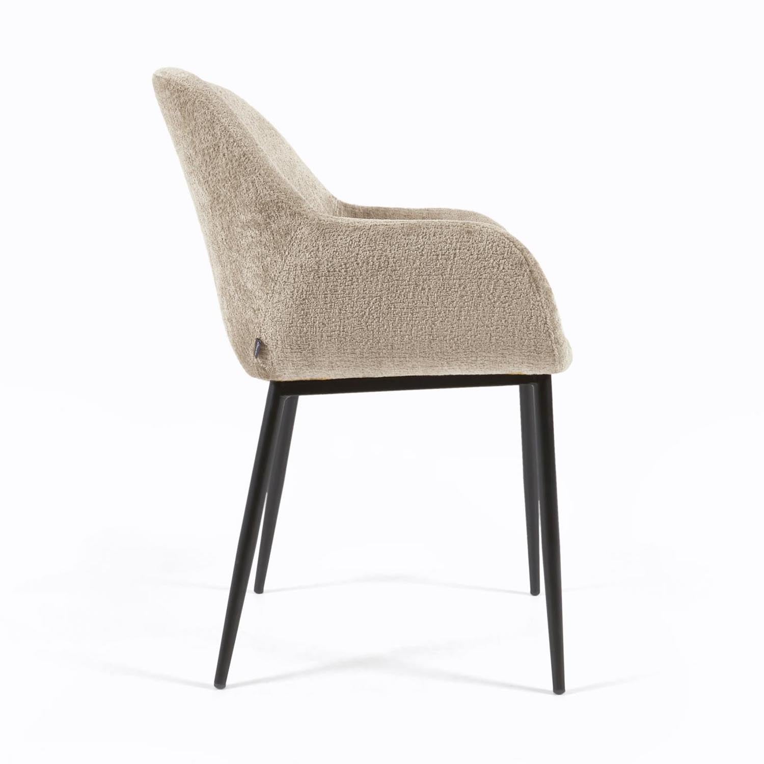 Eleganter Konna Stuhl: Beiger Chenille, schwarze Stahlbeine, Kave Home.
