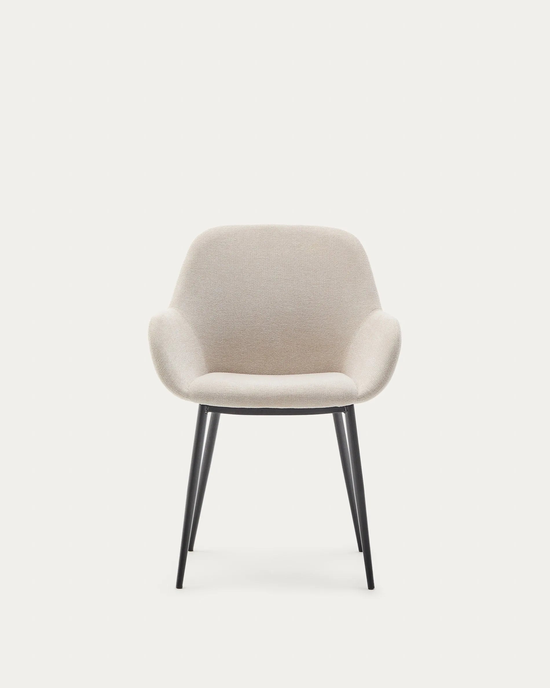 Eleganter Stuhl Konna: Beigefarbener Stoff, schwarze Stahlbeine, zeitloses Design, hoher Komfort, ideal für moderne Esszimmer.