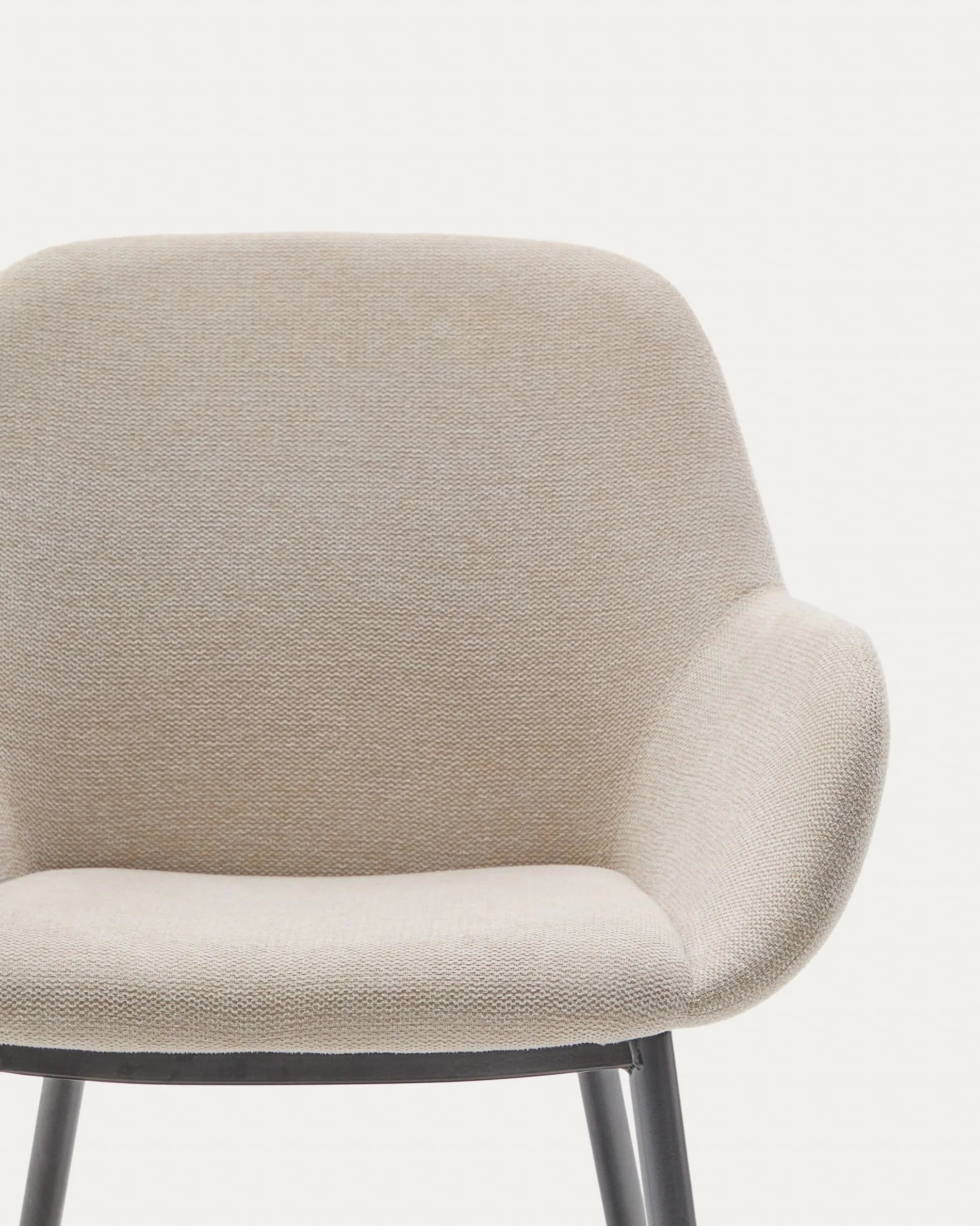 Eleganter Stuhl Konna: Beigefarbener Stoff, schwarze Stahlbeine, zeitloses Design, hoher Komfort, ideal für moderne Esszimmer.