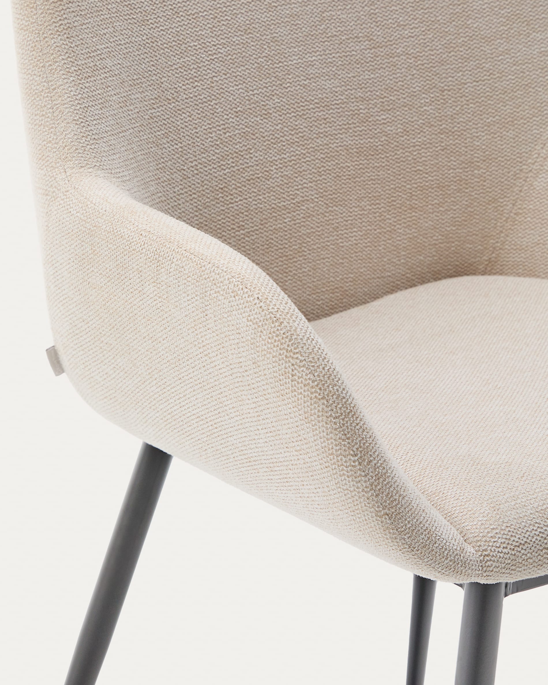 Moderner Stuhl Konna in Beige mit stabilen schwarzen Stahlbeinen, perfekt für stilvolle und zeitgemäße Wohnraumgestaltung.