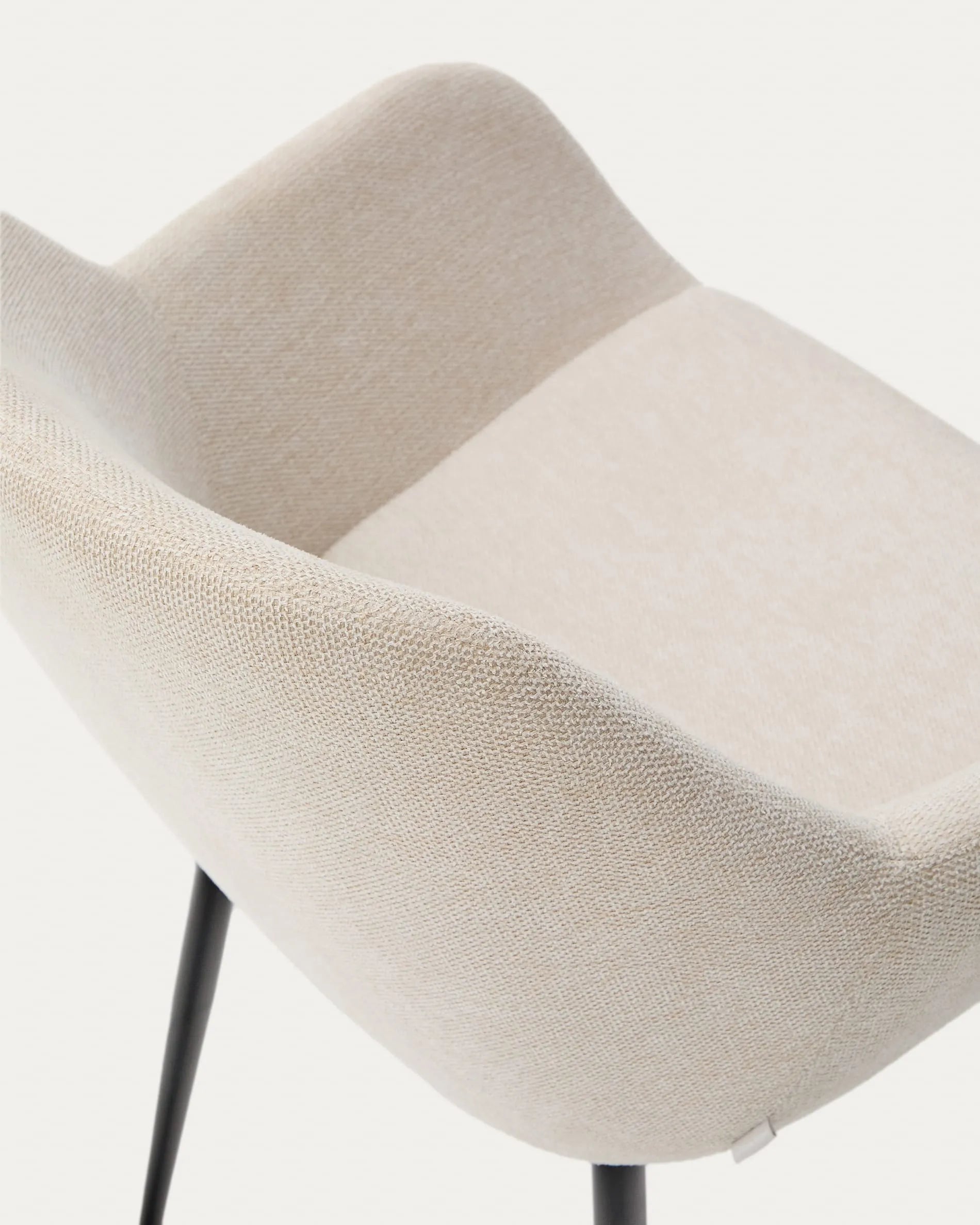 Eleganter Stuhl Konna: Beigefarbener Stoff, schwarze Stahlbeine, zeitloses Design, hoher Komfort, ideal für moderne Esszimmer.