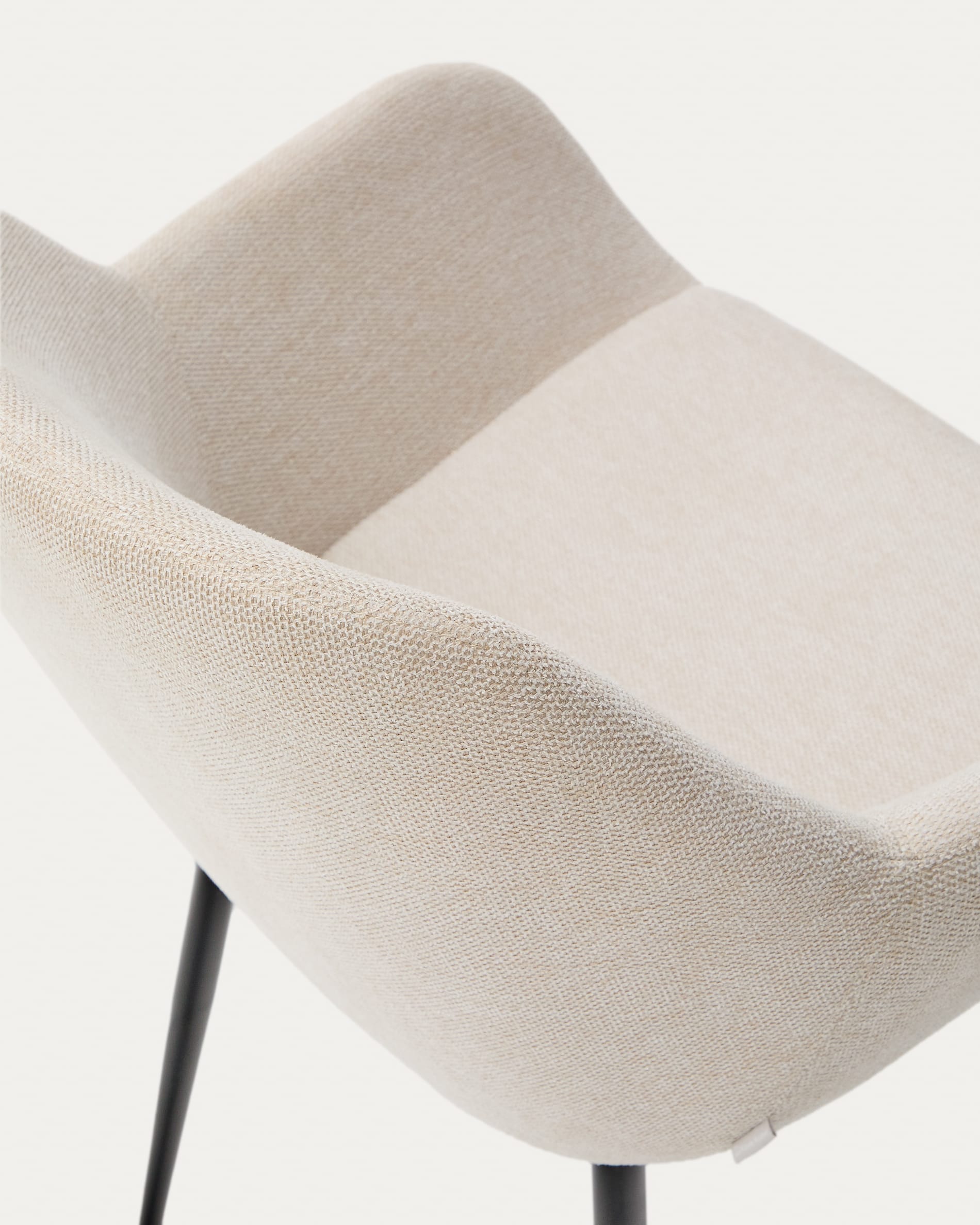 Eleganter Stuhl Konna in Beige mit robusten schwarzen Stahlbeinen, ideal für modernes Wohnen und stilvolle Einrichtung.