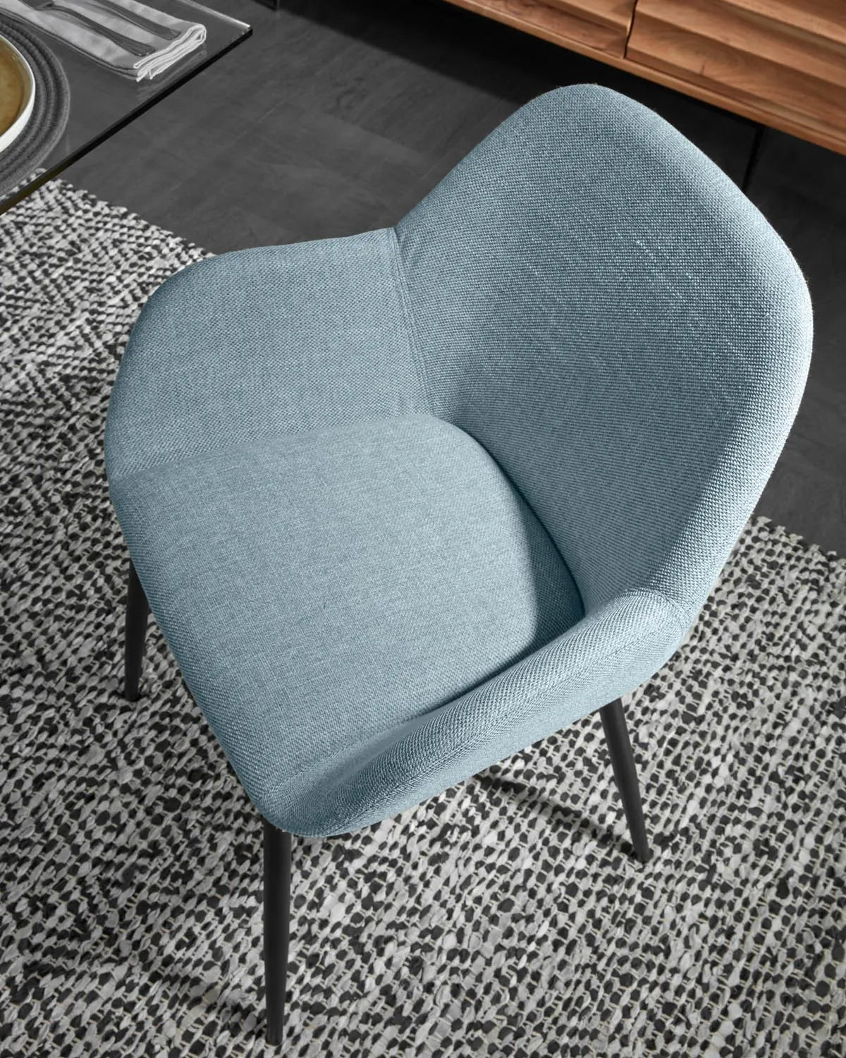 Konna Stuhl: Stilvoll in Hellblau mit eleganten schwarzen Stahlbeinen.